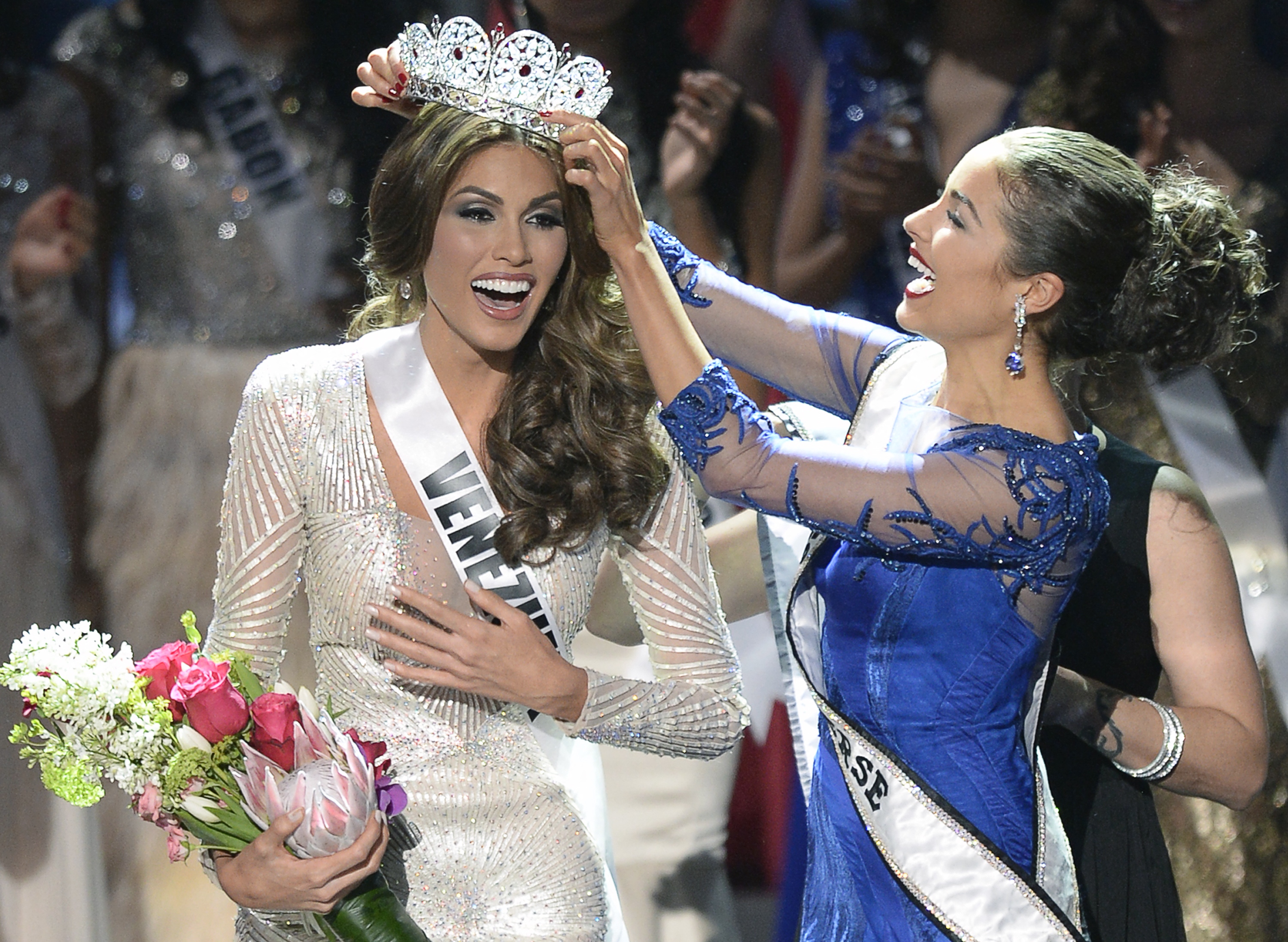 Gabriela Isler reacts after being crowned during the Miss Universe competition in Moscow on November 9, 2013 | Source: Getty Images