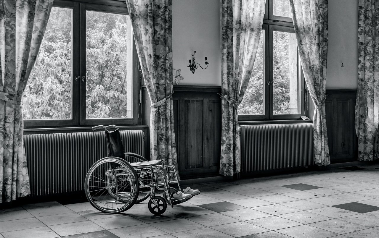 Empty wheelchair inside house | Source: Pexels