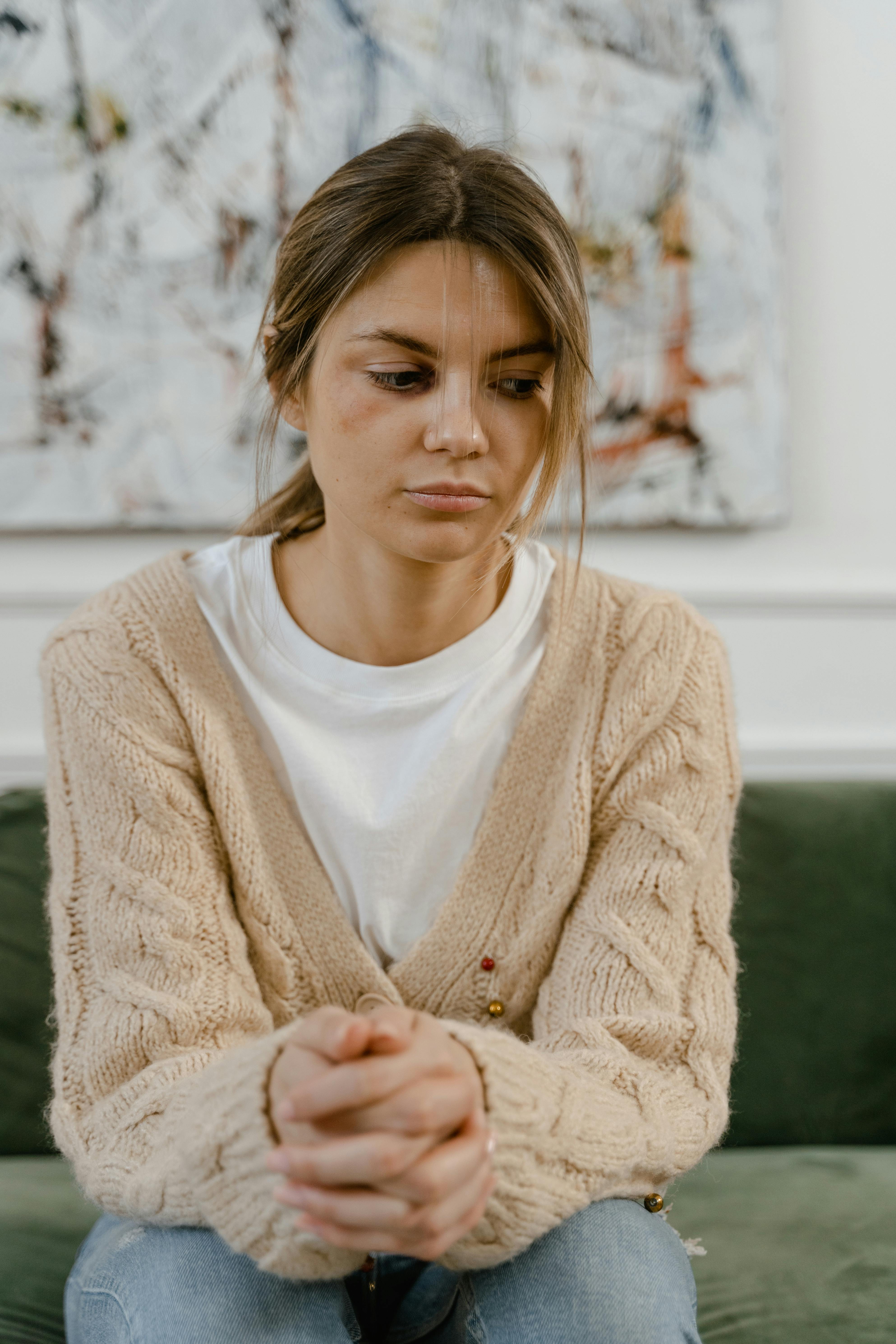 A sad woman thinking | Source: Pexels