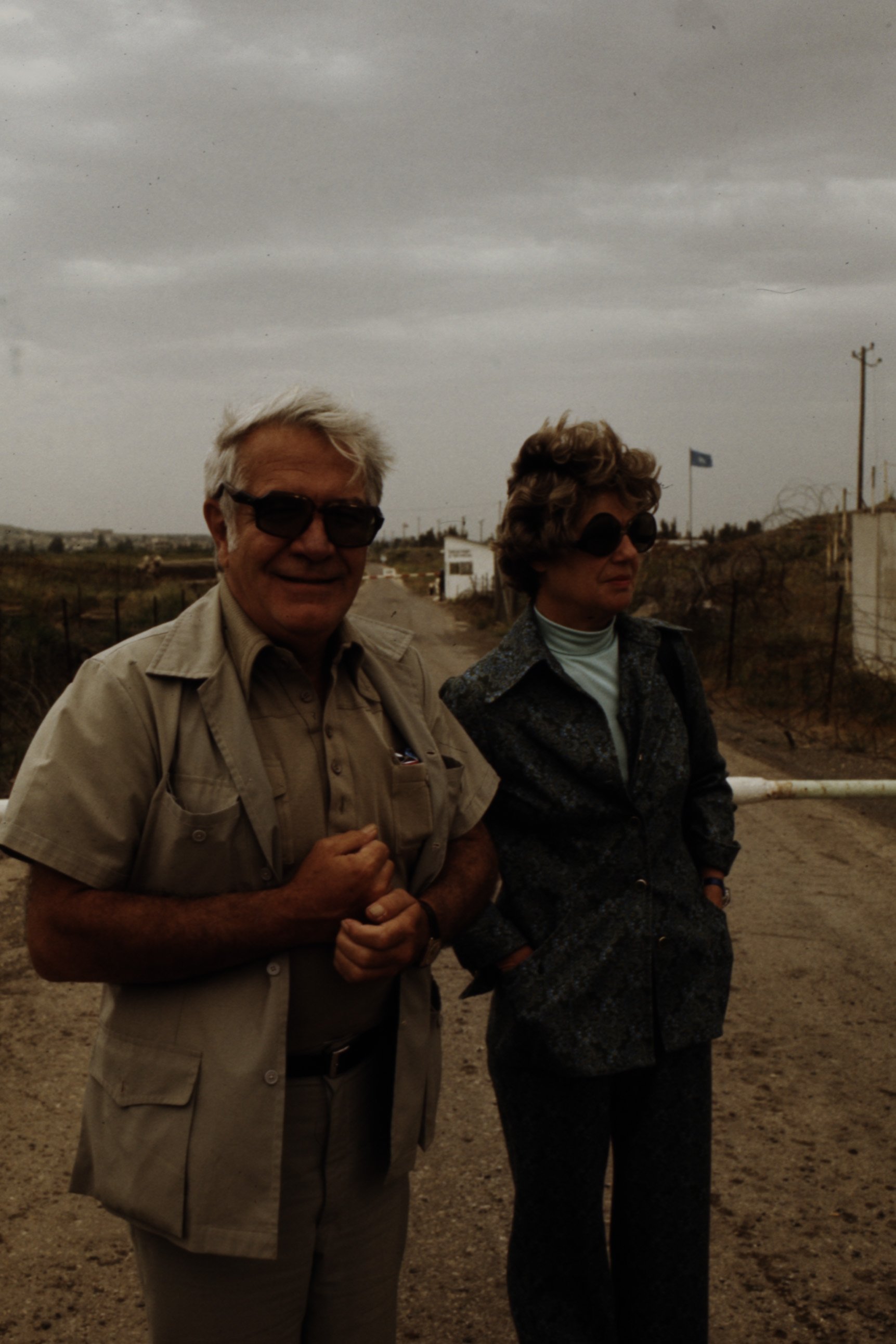 Harry Reasoner and Kathleen Carroll Reasoner on assignment for ABC News in Israel circa 1977 | Photo: Disney General Entertainment Content/Getty Images