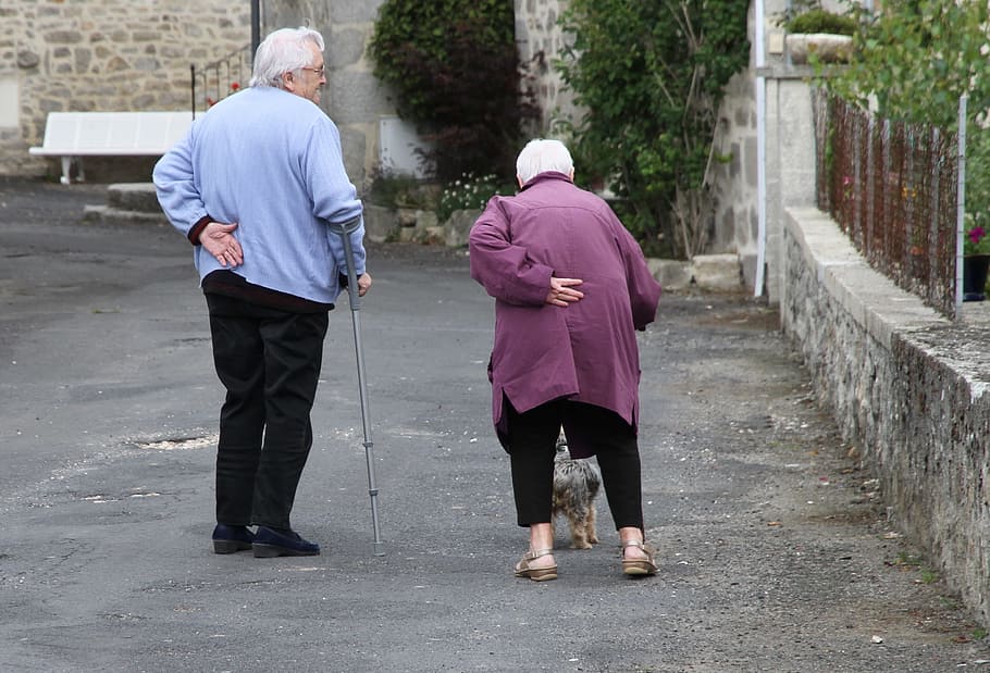 Pareja de ancianos caminando con la ayuda de bastones. | Foto: PxFuel