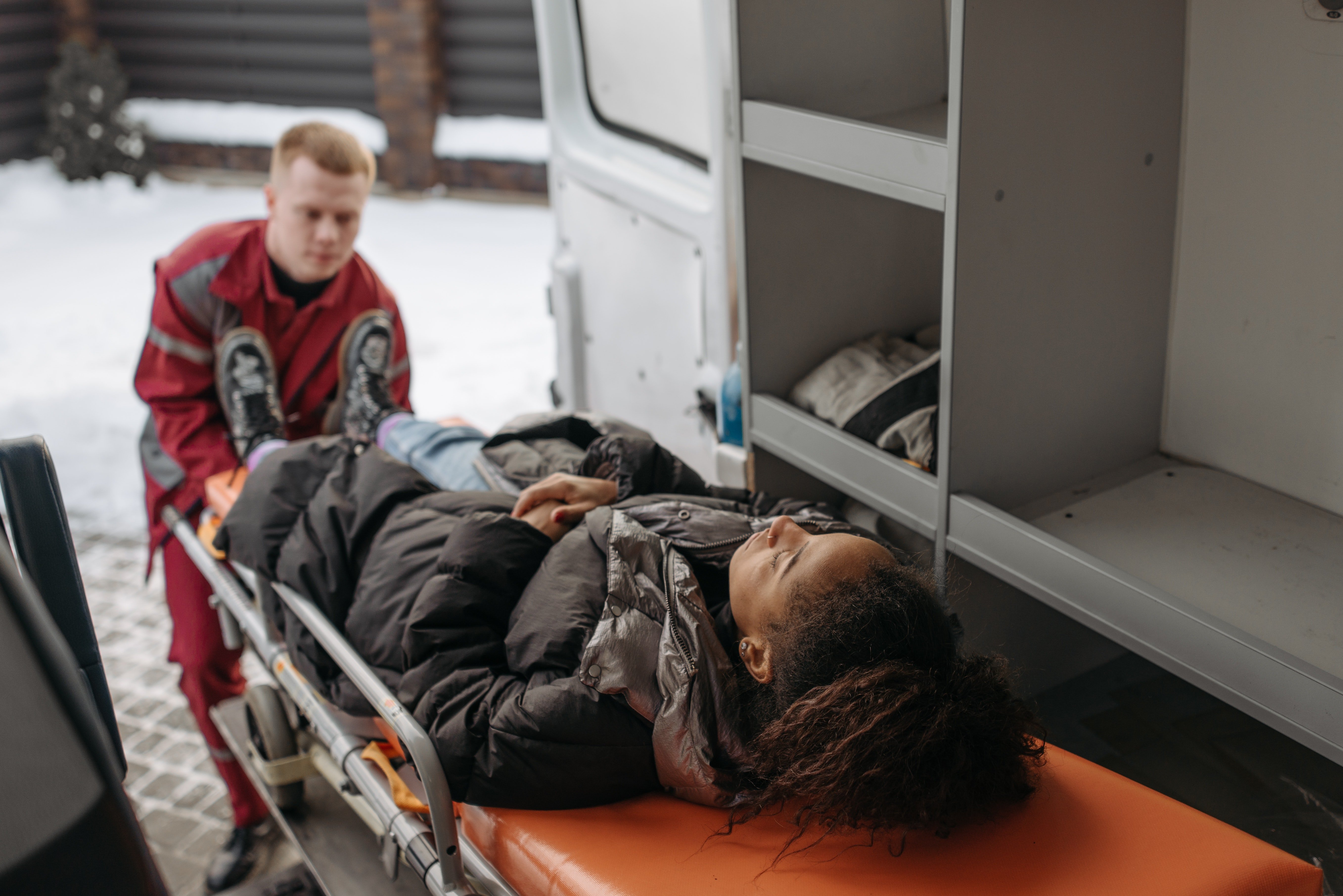 Un paramédico introduce a una paciente en la ambulancia. | Foto: Pexels