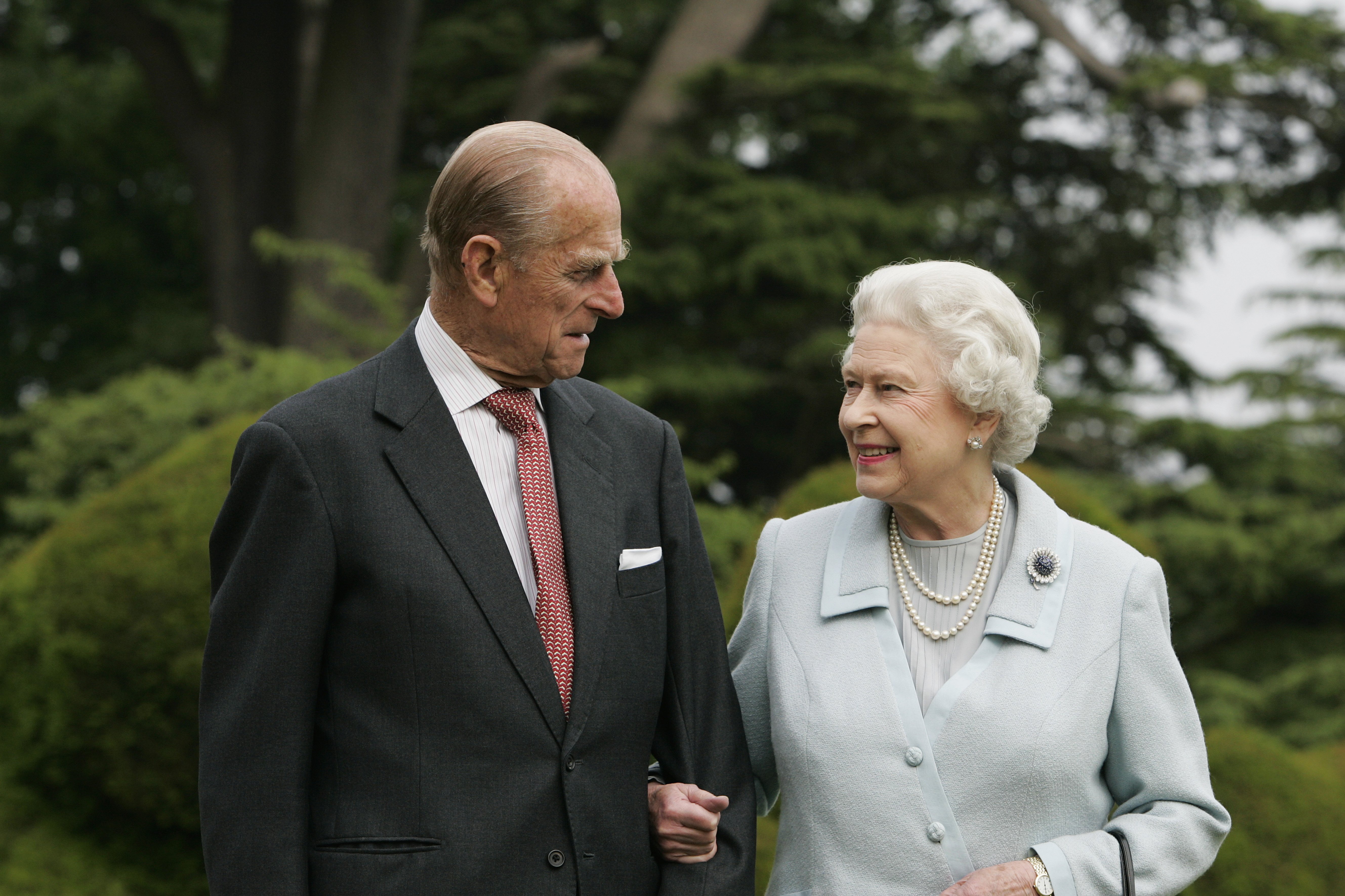 La reina Elizabeth II y el príncipe Philip, duque de Edimburgo, visitando Broadlands para celebrar su aniversario de bodas de diamante. | Foto: Getty Images
