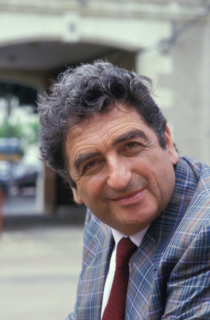 Mario David lors du tournage du téléfilm 'L'Escargot noir' de Claude Chabrol, 1er épisode de la serie télévisée 'Les Dossiers secrets de l'inspecteur Lavardin' le 3 août 1987 en France. | Photo : Getty Images