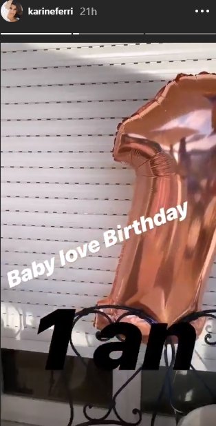 Photo d'un ballon d'anniversaire doré. | Photo : Instagram Story / Karine Ferri