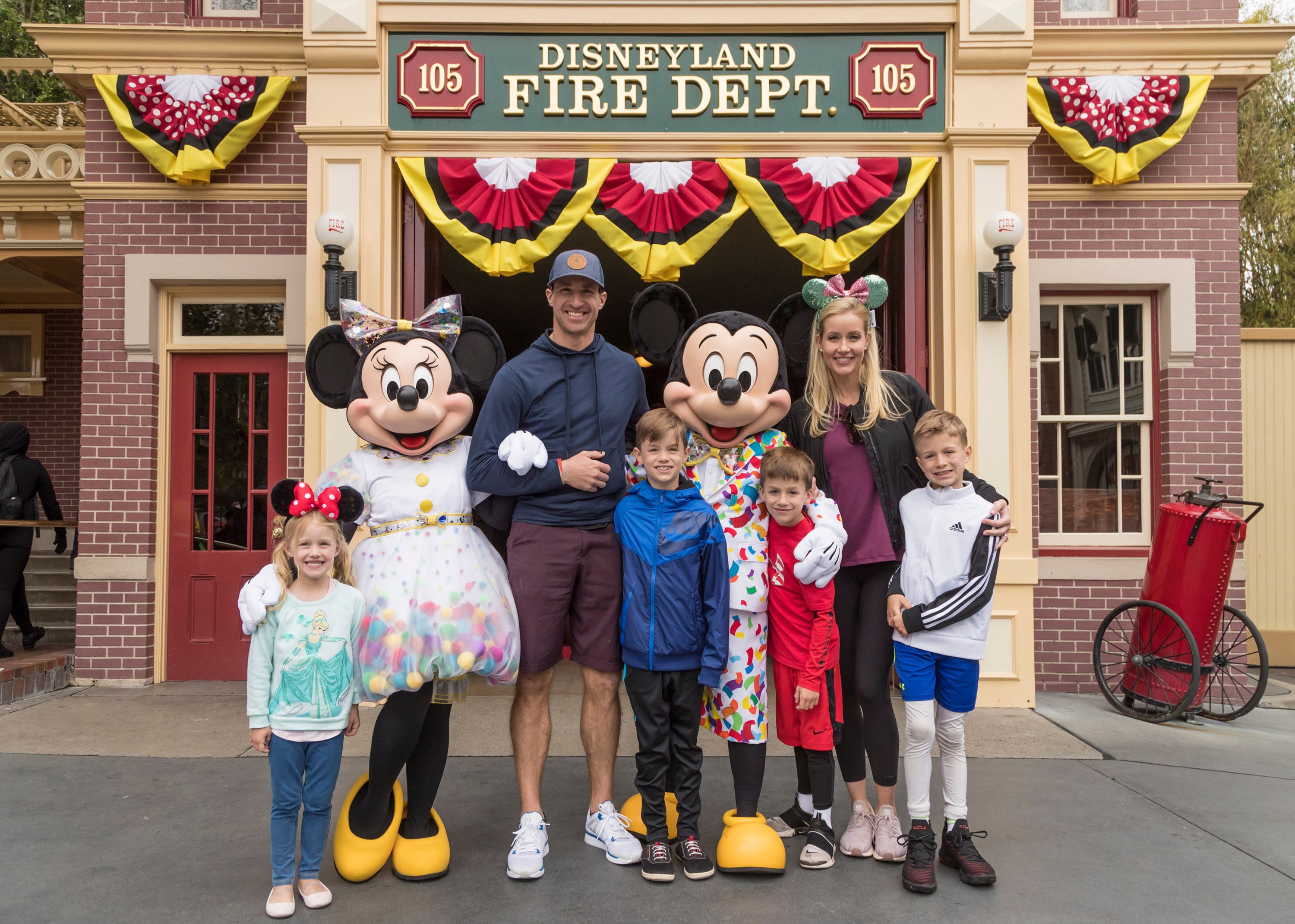Drew Brees, Brittany Brees, and their four children (l-r) Rylen, 5, Bowen, 9, Callen, 7, and Baylen, 10, pose with Mickey Mouse and Minnie Mouse at Disneyland Park on March 11, 2019, in Anaheim, California. | Source: Getty Images