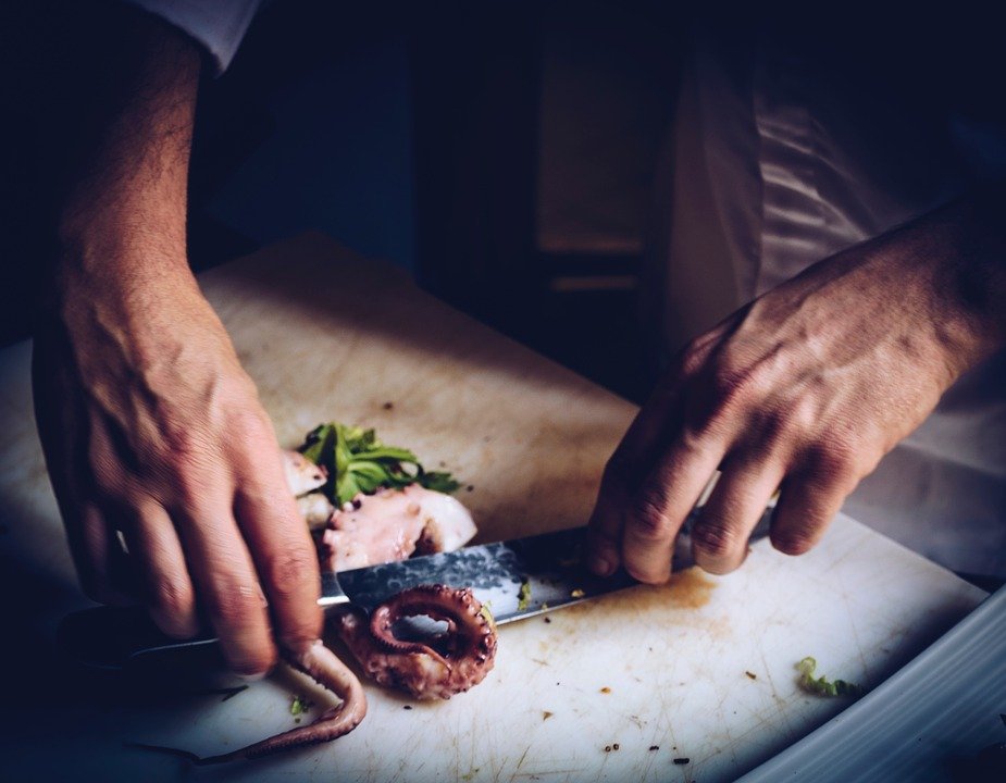 Manos preparando pulpo para la comida | Foto: Pixabay Manos preparando pulpo para la comida | Foto: Pixabay