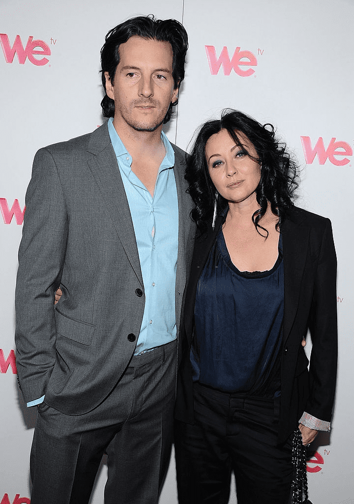 PASADENA, CA - 13 JANVIER : La personnalité de la télévision Kurt Iswarienko et l'actrice Shannen Doherty arrivent à l'événement "Family Affair" de WE tv pour l'hiver 2012 à l'hôtel Langham le 13 janvier 2012 à Pasadena, Californie. | Photo : Getty Images