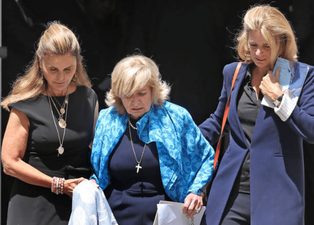 Courtney Kennedy Hill consolé par Maria Shriver et Sydney Lawford McKelvy après les funérailles de la petite-fille de Robert F. Kennedy, Saoirse Roisin Kennedy Hill, à Our Lady of Victory Church, le 5 août 2019, Boston | Source : David L. Ryan/The Boston Globe via Getty Images