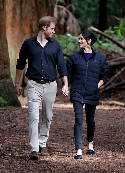 El príncipe Enrique y Meghan visitan Redwoods Tree Walk el 31 de octubre de 2018, en Rotorua, Nueva Zelanda. | Foto: Getty Images