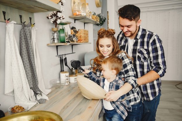 Une famille dans la cuisine | Photo: Freepik