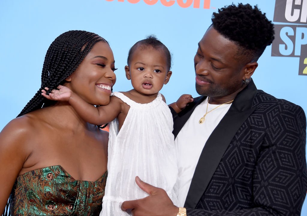 Gabrielle Union, Kaavia James Union Wade, and Dwyane Wade attend Nickelodeon Kids' Choice Sports 2019 at Barker Hangar on July 11, 2019 | Photo: Getty Images