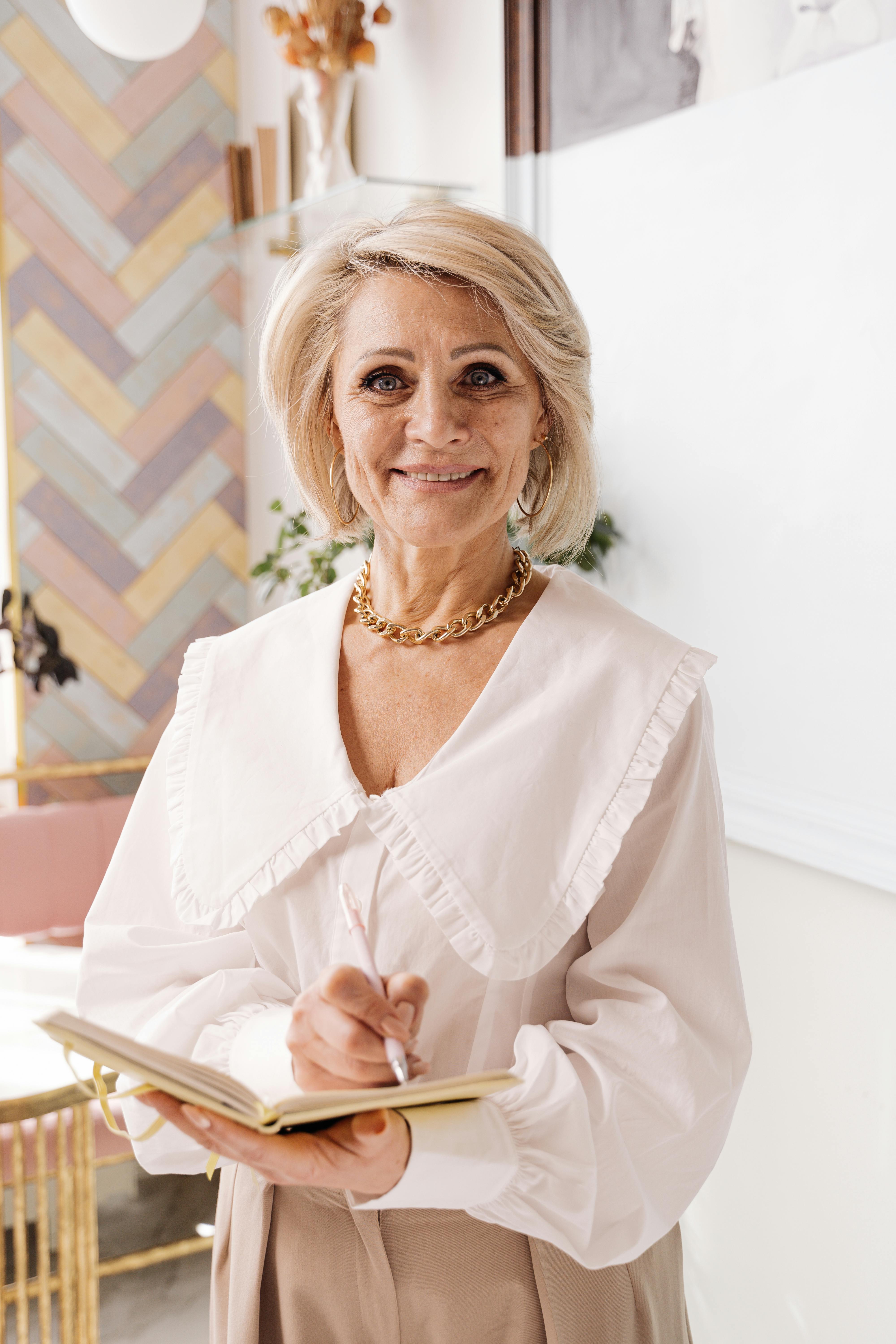 A smiling older woman | Source: Pexels