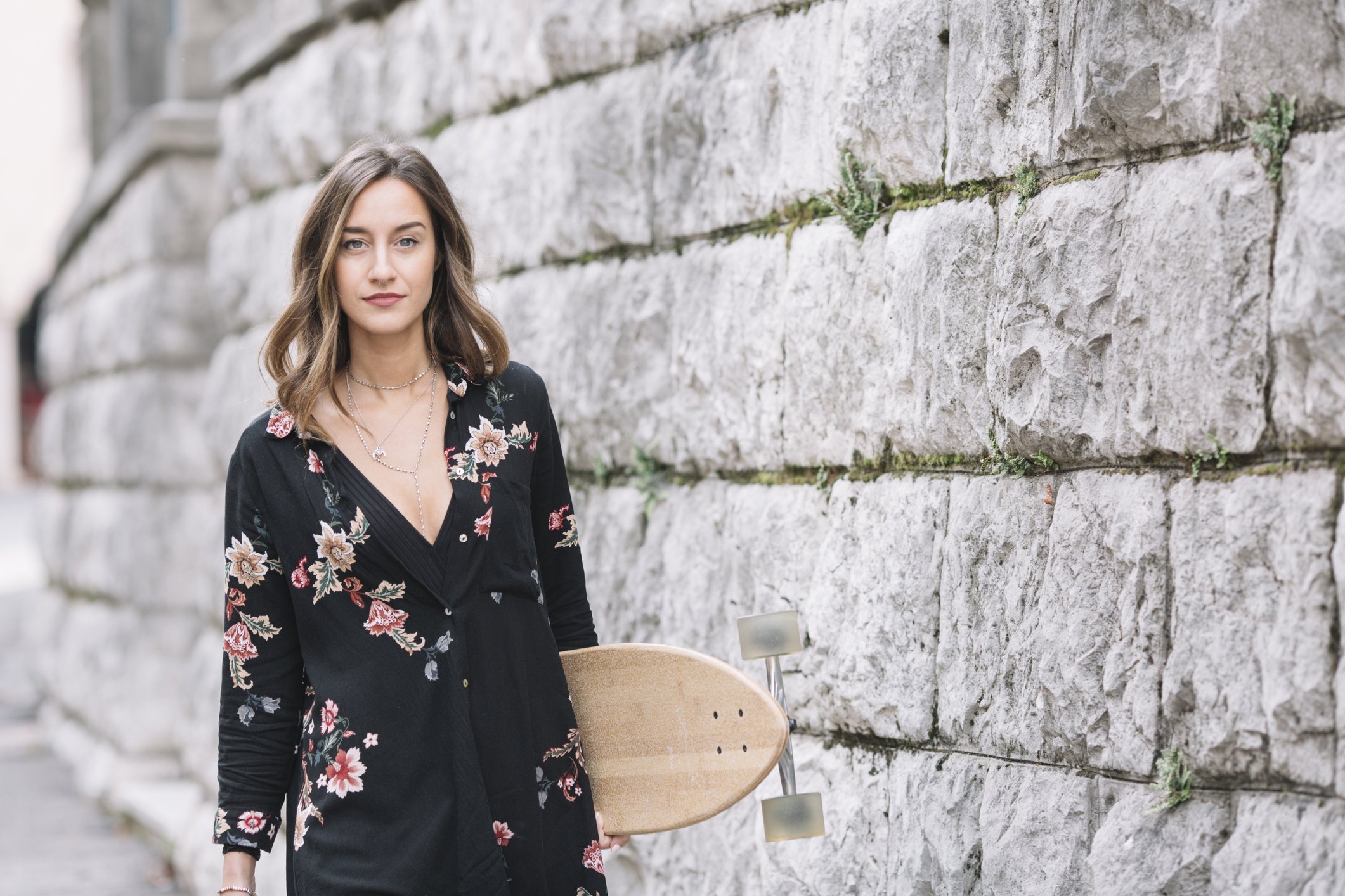 Portrait d'une femme à la mode avec un skateboard. | Photo : Getty Images