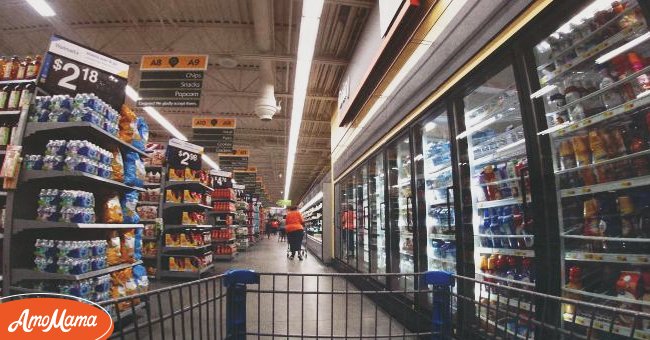 OP takes her newborn to Walmart | Photo: Shutterstock