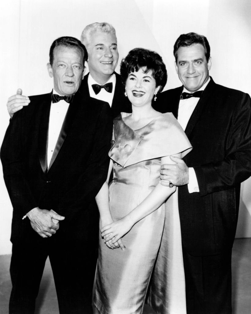 Raymond Burr and Barbara Hale and other "Perry Mason" stars at an award event, circa 1958 | Photo: Getty Images