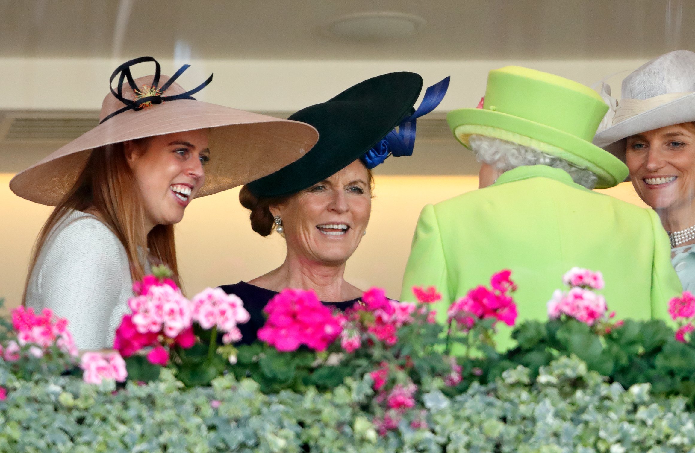 Prinzessin Beatrice und Sarah, Herzogin von York, abgebildet mit Queen Elizabeth II. in der Ehrenloge während Tag 4 von Royal Ascot auf der Ascot Racecourse am 22. Juni 2018 in Ascot, England | Quelle: Getty Images