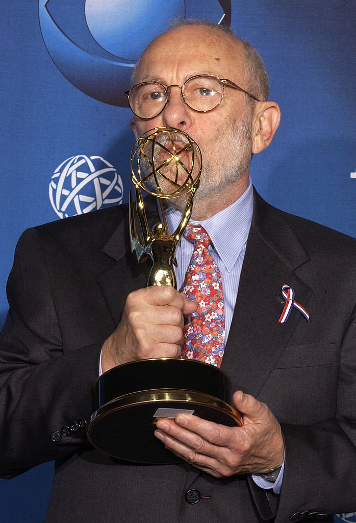 Loring Mandel poses with his Emmy for Best Writing for a Miniseries or Movie for HBO's "Conspiracy." | Photo: Getty Images