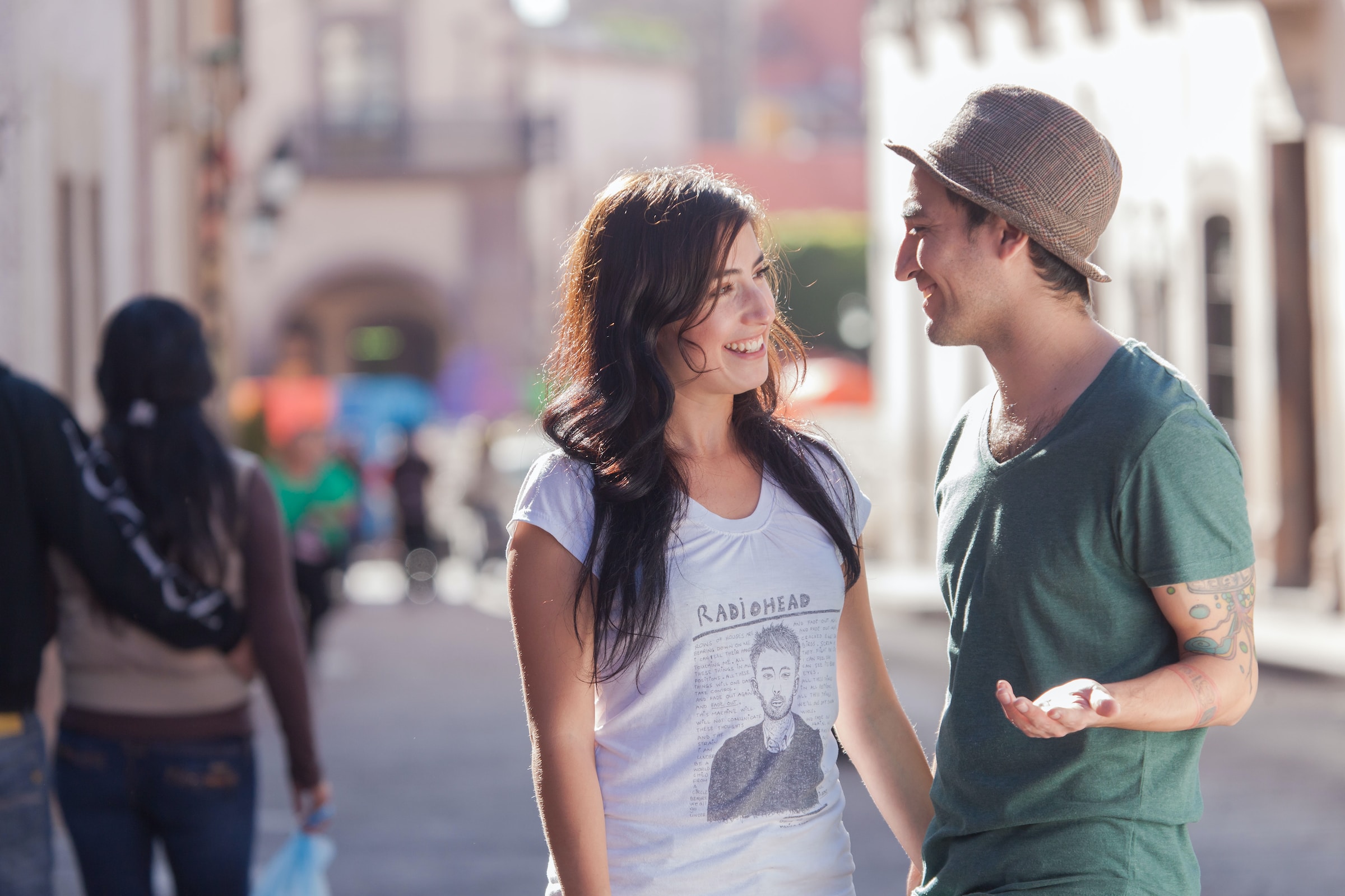Couple talking on the street. | Source: Unsplash