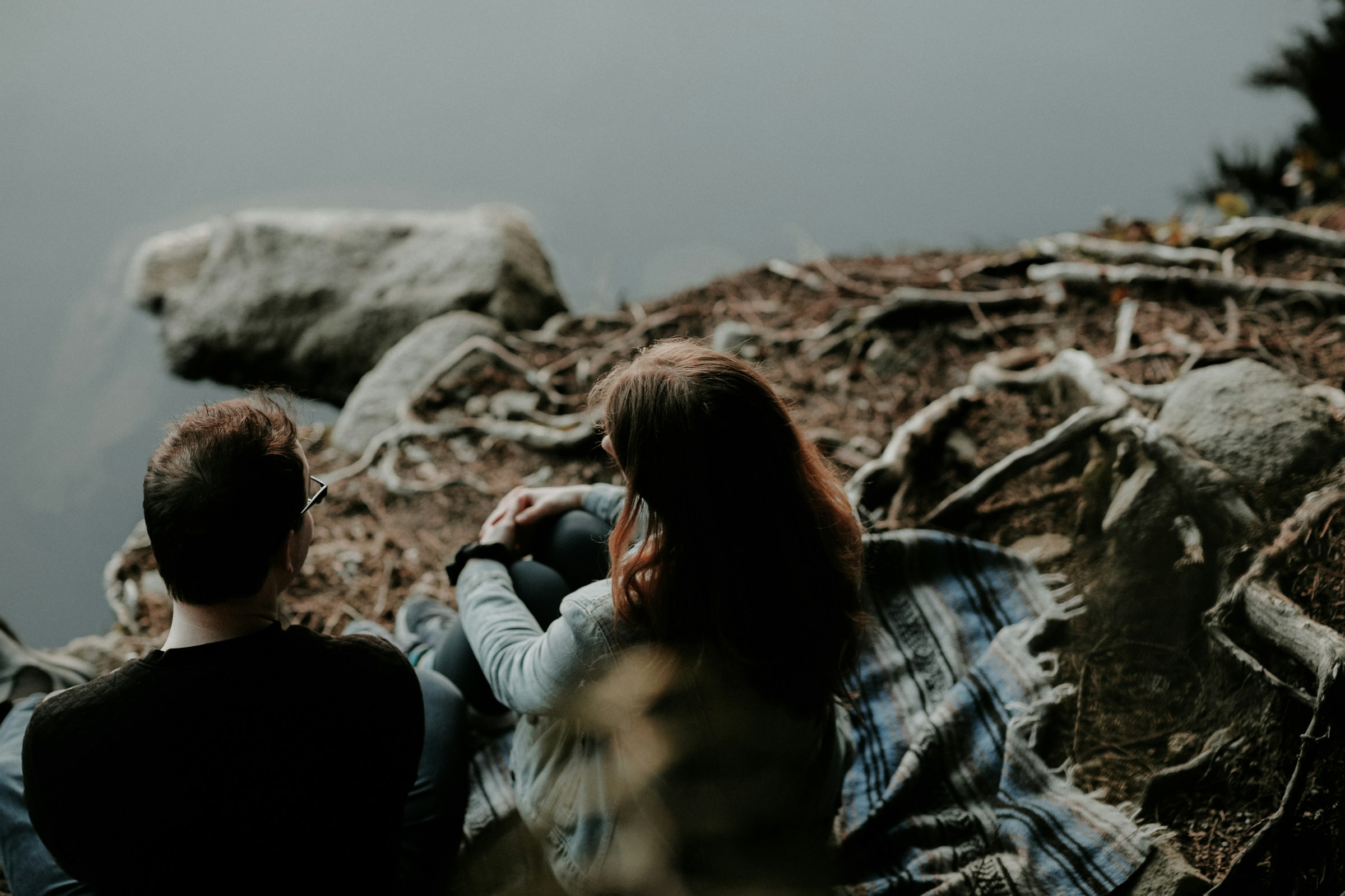 A couple having an earnest conversation | Source: Unsplash