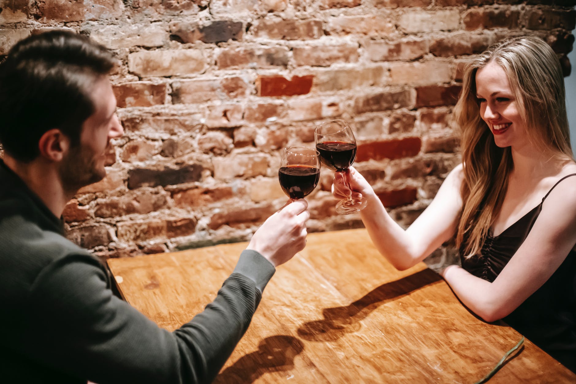 Une femme et un homme buvant un verre de vin. | Photo : Pexels