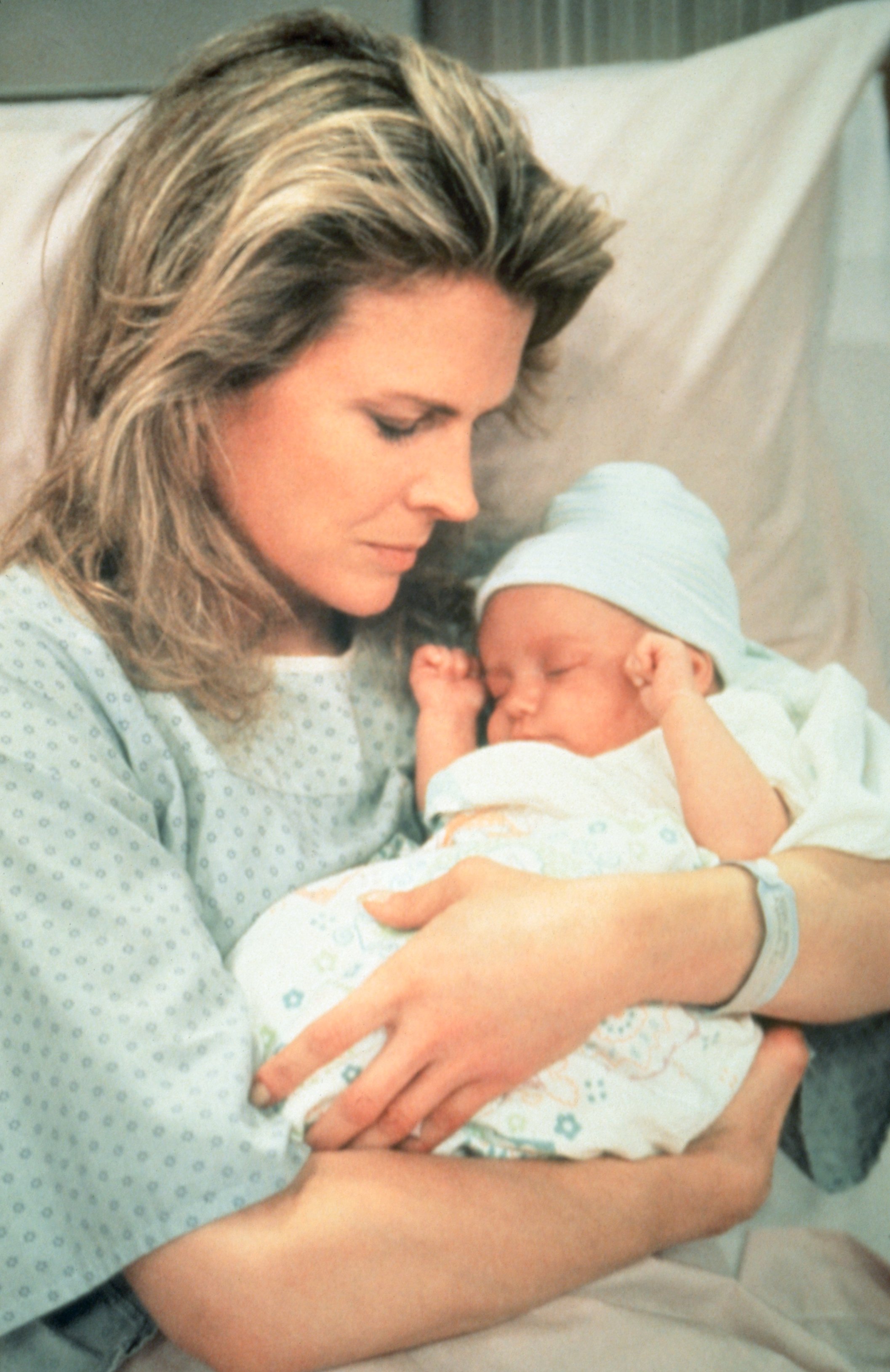 Murphy Brown, played by Candice Bergen, holds her newborn son Avery on the television show "Murphy Brown," 1988 | Source: Getty Images