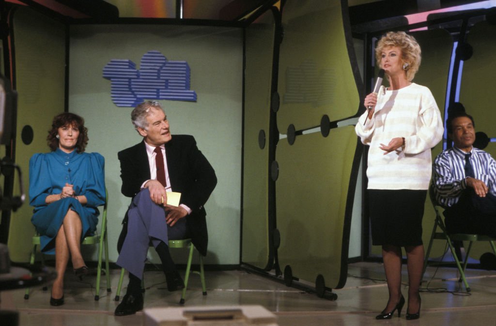 La présentatrice Évelyne Leclercq et les invités sur le plateau de l'émission 'Tournez manège' sur TF1, le 3 mars 1987, en France. | Photo : Getty Images