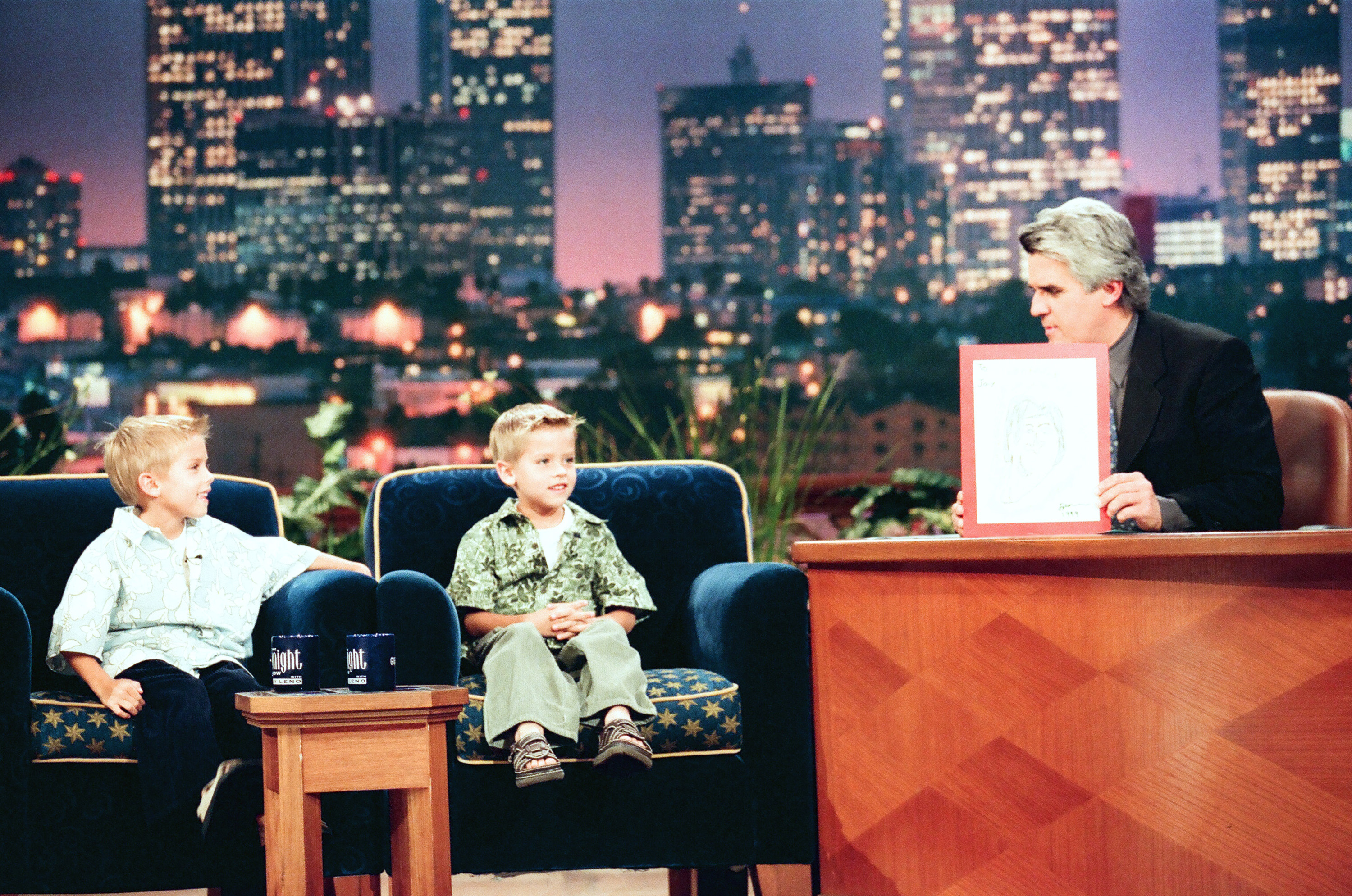 [Von rechts nach links] Jay Leno, Dylan und Cole Sprouse in Folge 151460 der "The Tonight Show with Jay Leno", am 18. Juni 1999. | Quelle: Getty Images
