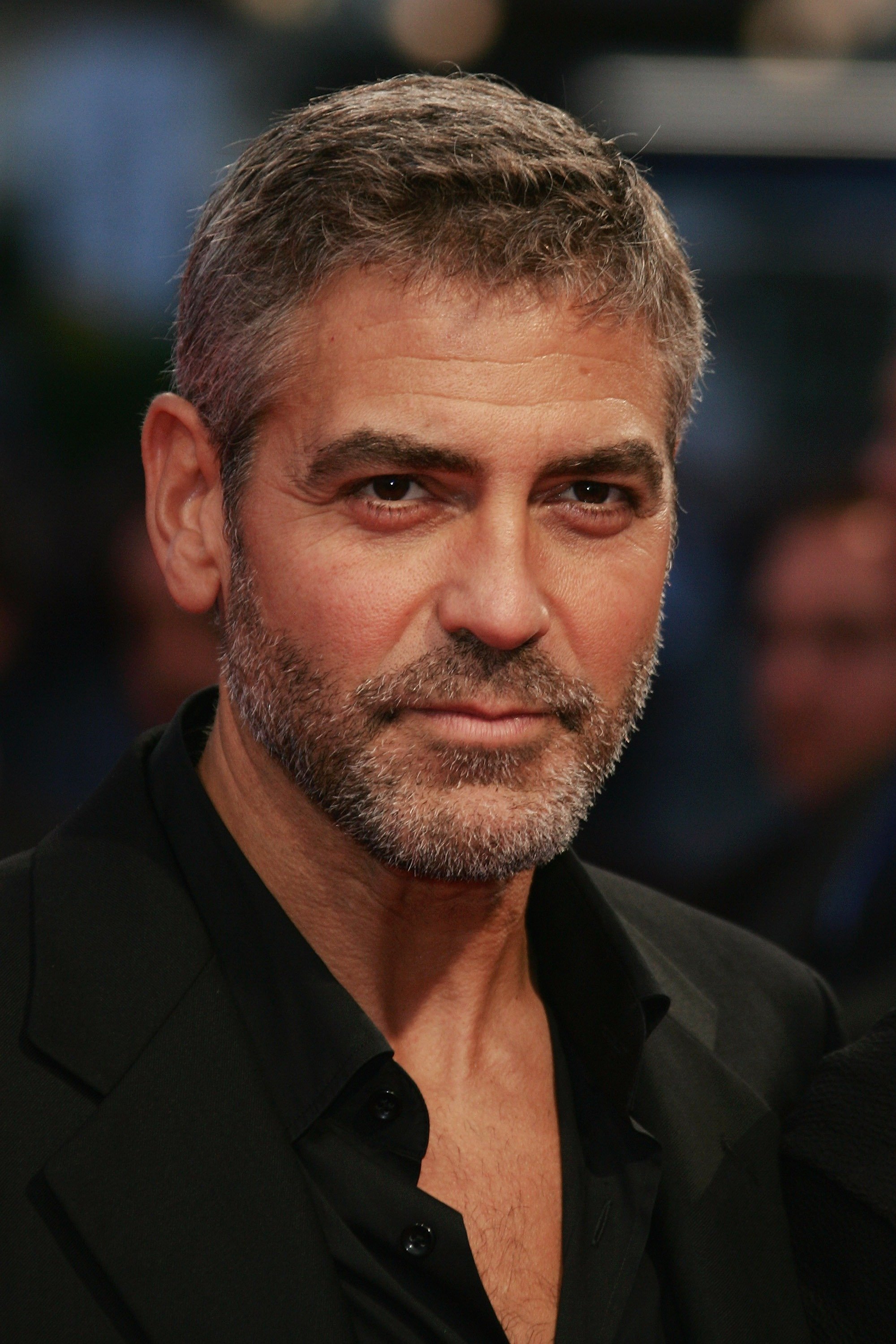 George Clooney poses as he arrives to attend the premiere of Michael Clayton during the 33rd Deauville American Film Festival, on September 2, 2007, in Deauville, France. | Source: Getty Images.