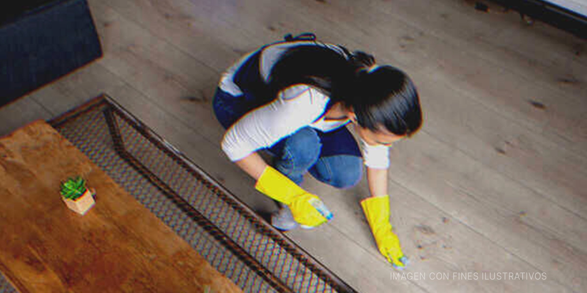 Mujer limpiando el piso. | Foto: Getty Images