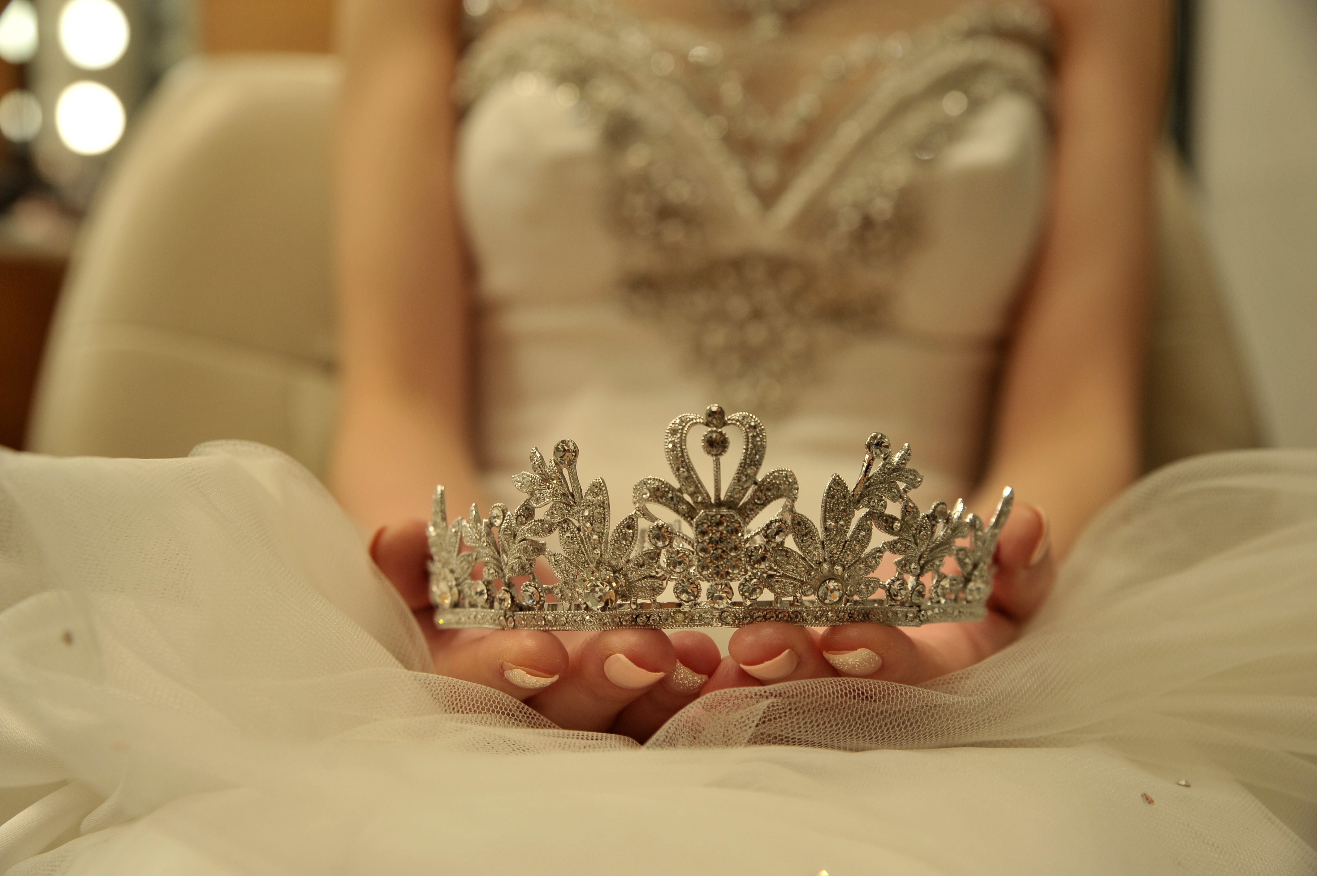 Novia con una tiara en las manos. | Foto: Shutterstock Novia con una tiara en las manos. | Foto: Shutterstock