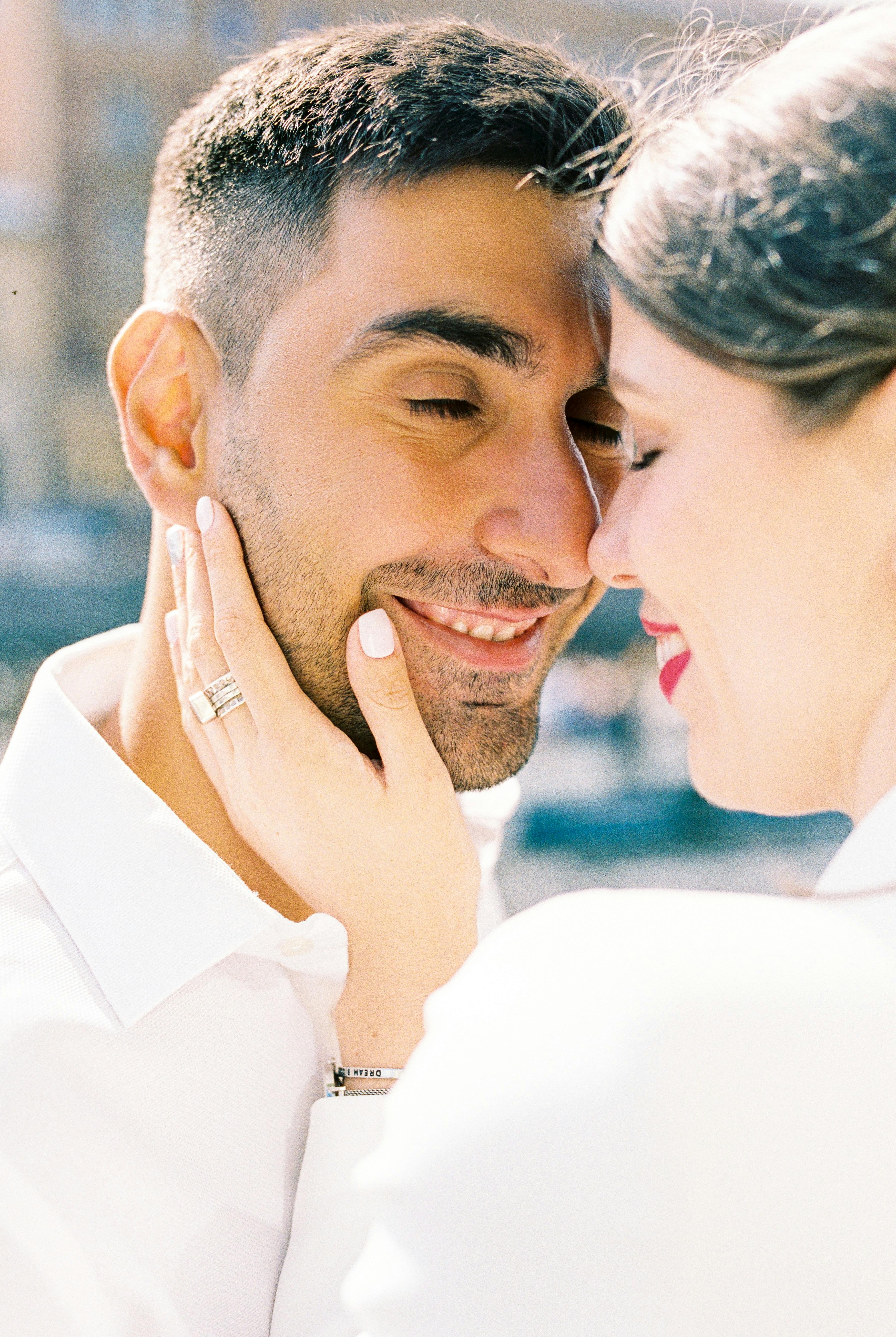 A couple having an emotional moment | Source: Pexels