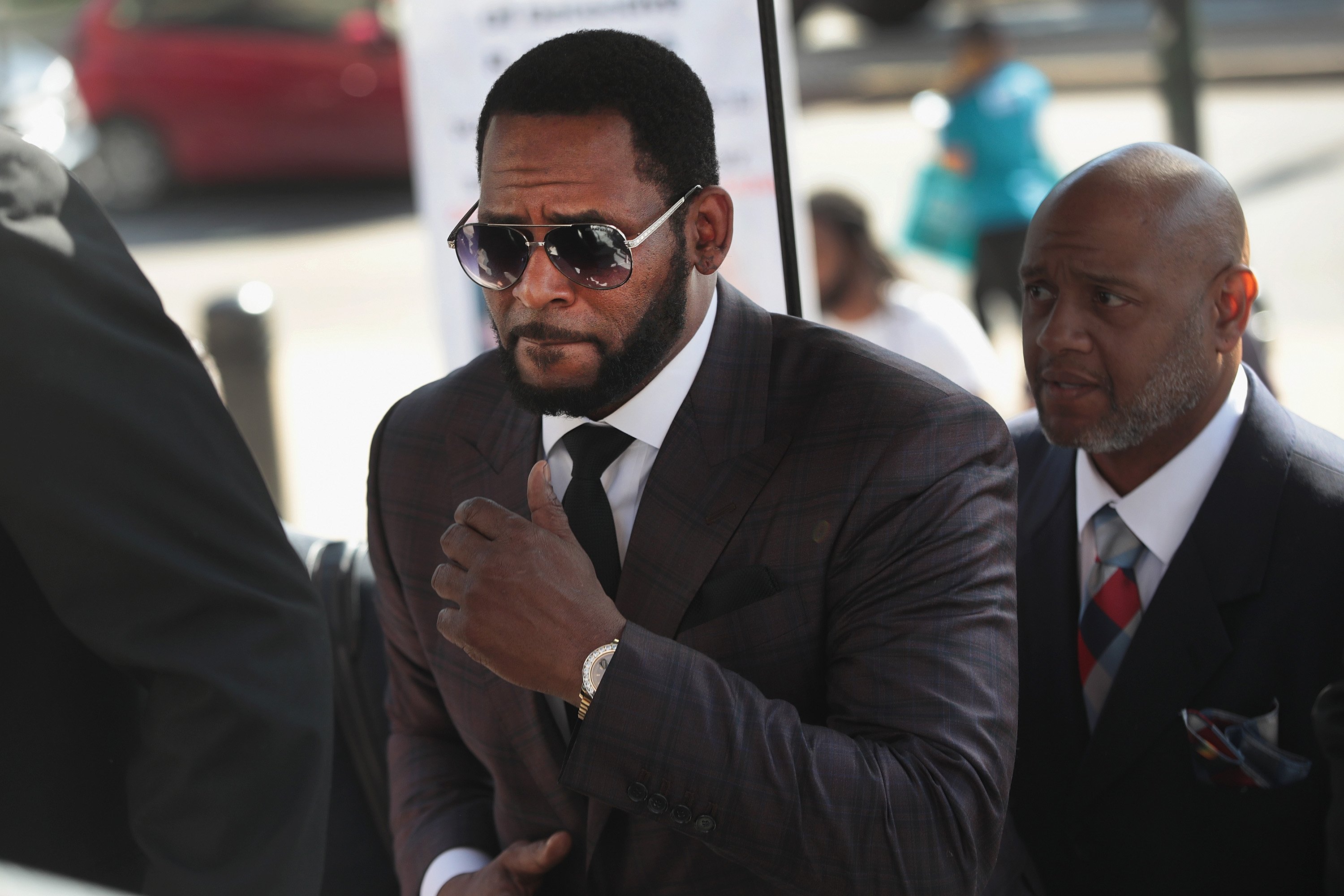 R. Kelly arriving at the Leighton Criminal Courts Building for a hearing in Chicago, Illinois while facing several counts of aggravated sexual abuse. | Photo:  Scott Olson/Getty Images