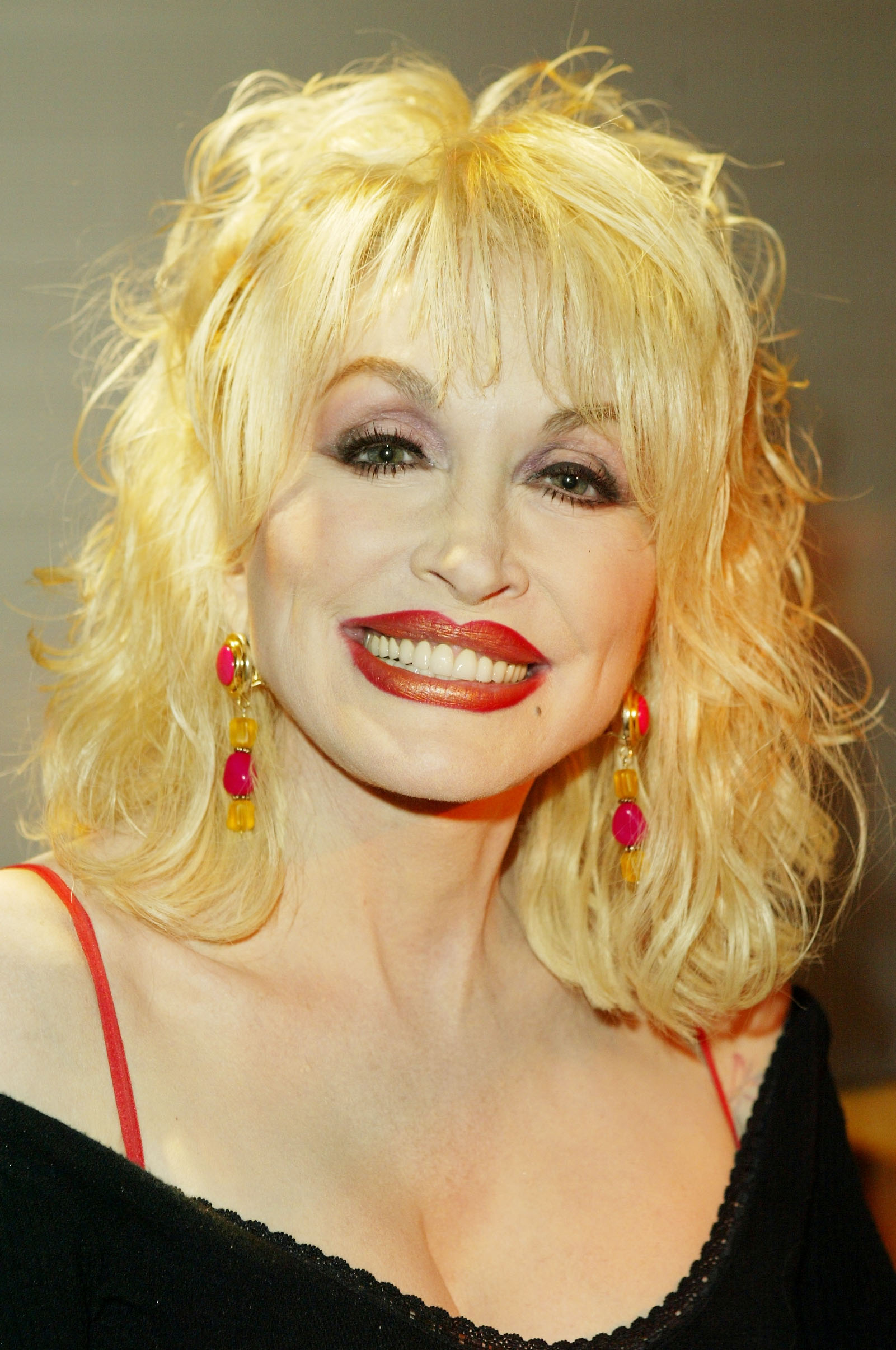 Dolly Parton poses at the Distinctive Assets "Women in Rock" talent gift lounge backstage at the Kodak Theatre in Hollywood, California, on September 29, 2003. | Source: Getty Images