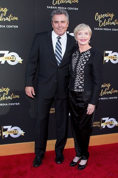 Christopher Knight (L) og Florence Henderson ankommer til Television Academy's 70th Anniversary Gala den 2. juni 2016 i Los Angeles, Californien | Foto: Getty Images<div><img src=