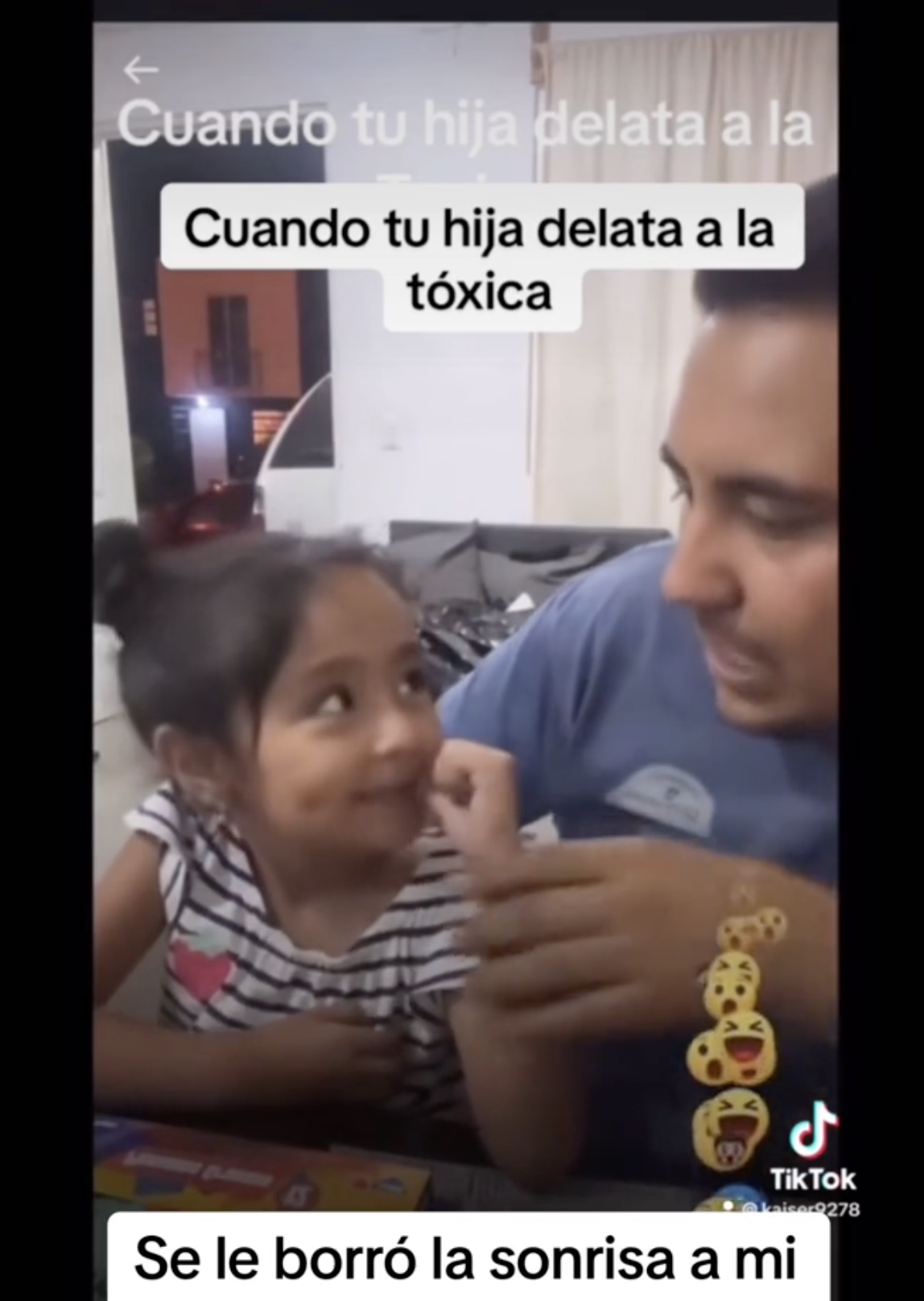 Der mexikanische Vater schaut seine Tochter an und fordert sie auf, nicht mit ihrer Hand herumzufuchteln. | Source: tiktok.com/@kaiser927