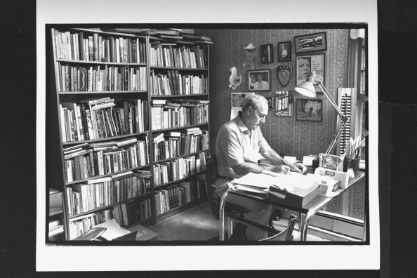 Leo Damore working in his study at home., circa 1989. | Photo: Getty Images
