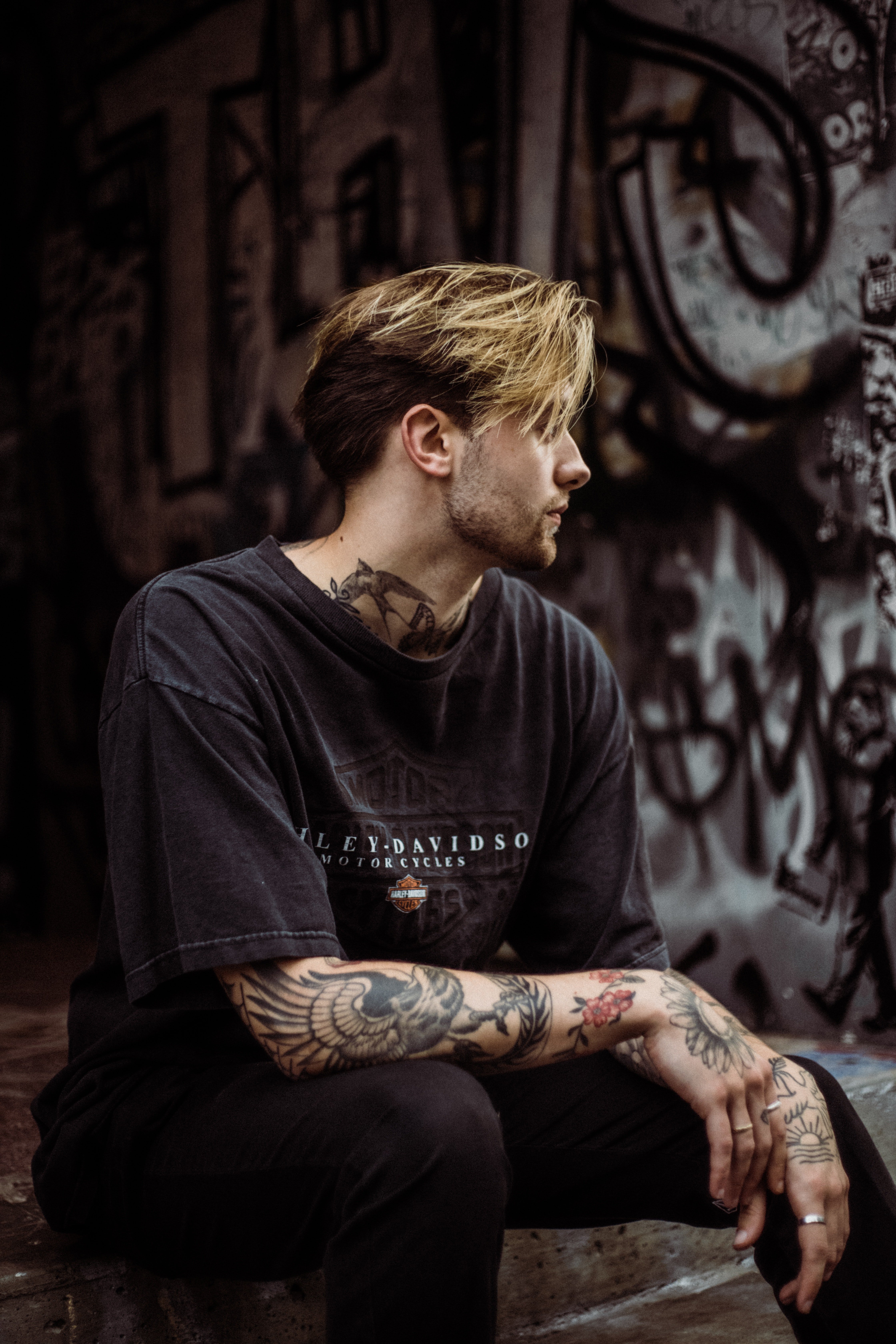 Man with tattoos on his arms sitting. | Source: Pexels/ Ralph Rabago