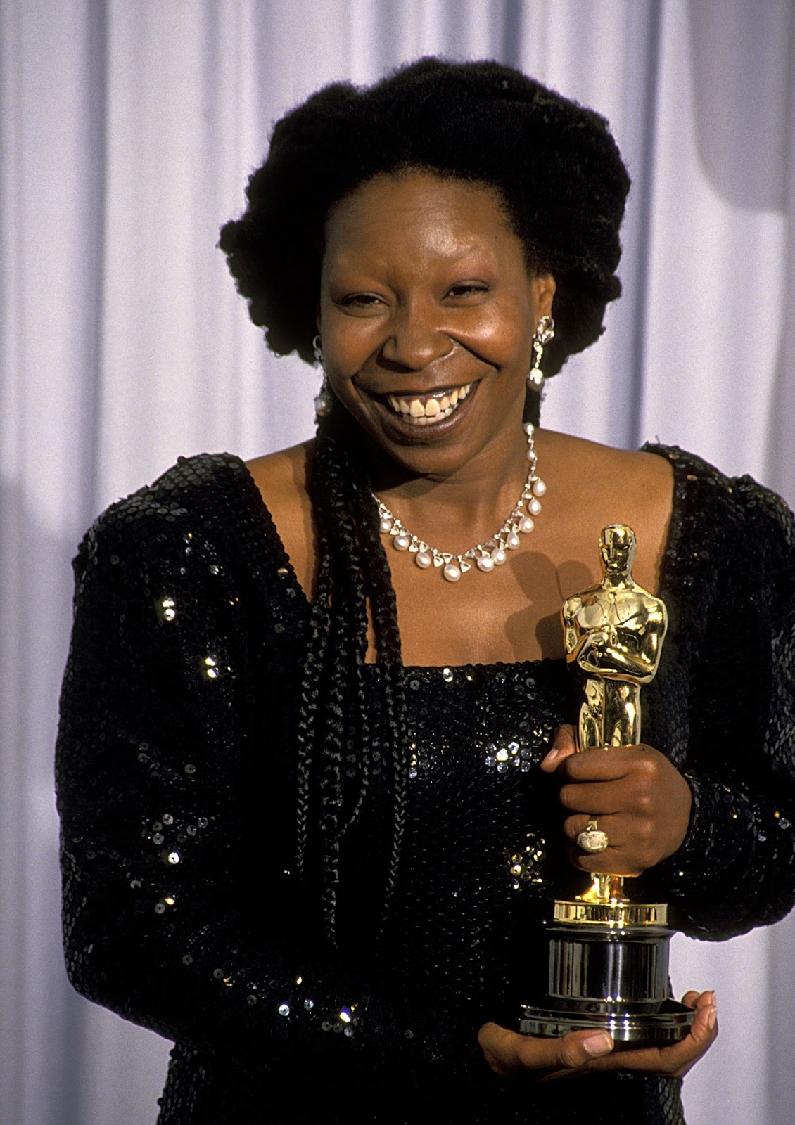 Whoopi Goldberg with her Oscar for Best Supporting Actress at the 63rd Annual Academy Awards in Los Angeles, California, on March 25, 1991. | Source: Getty Images