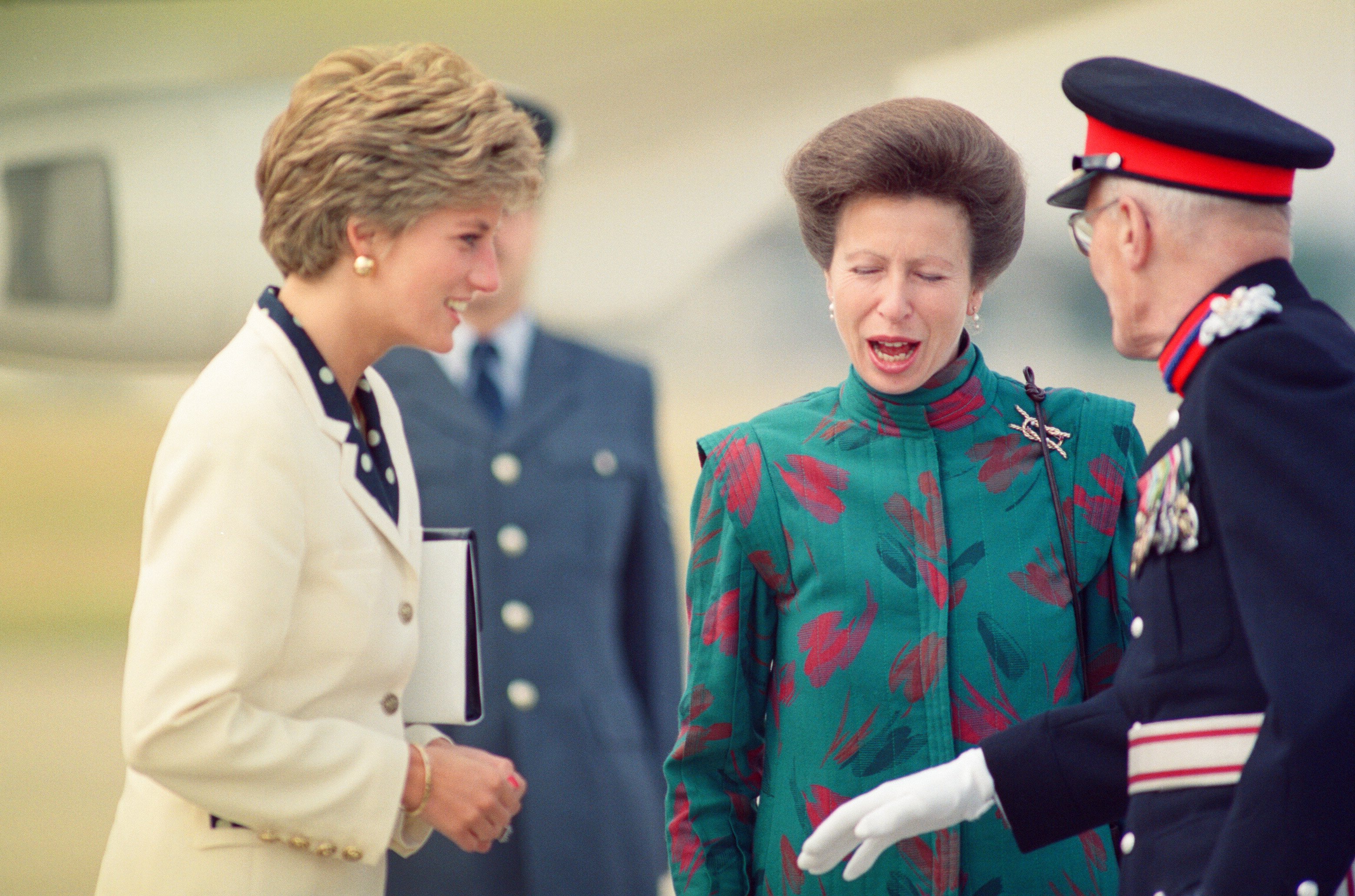 Diana de Gales y la princesa Anne en Bingley, Bradford el 12 de septiembre de 1991. | Foto: Getty Images