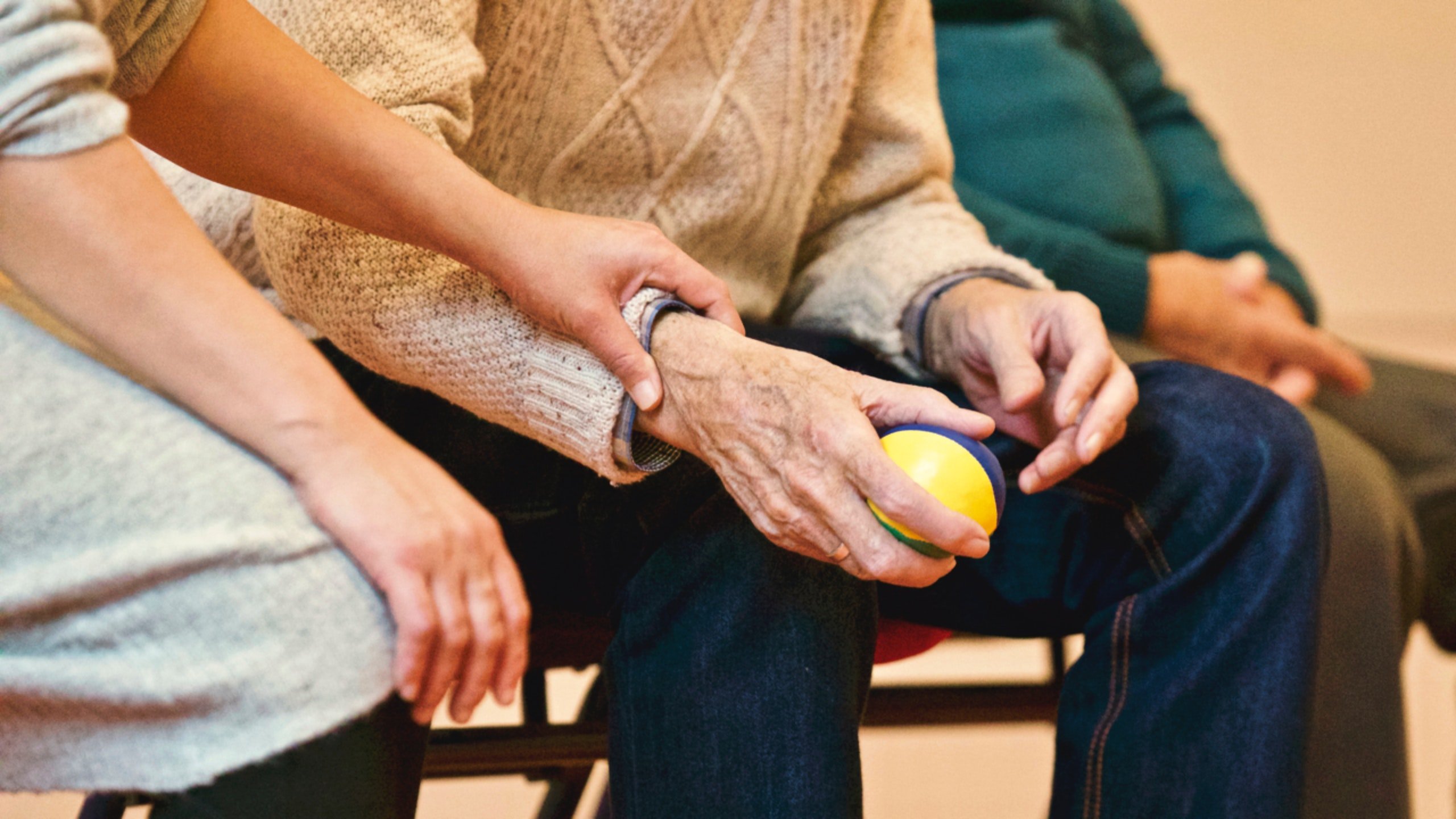 Old man and his children. | Source: Pexels