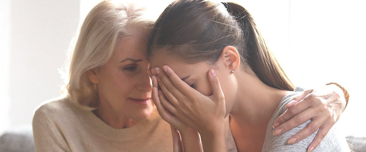 Une mère soutenant sa fille. l Photo : Shutterstock