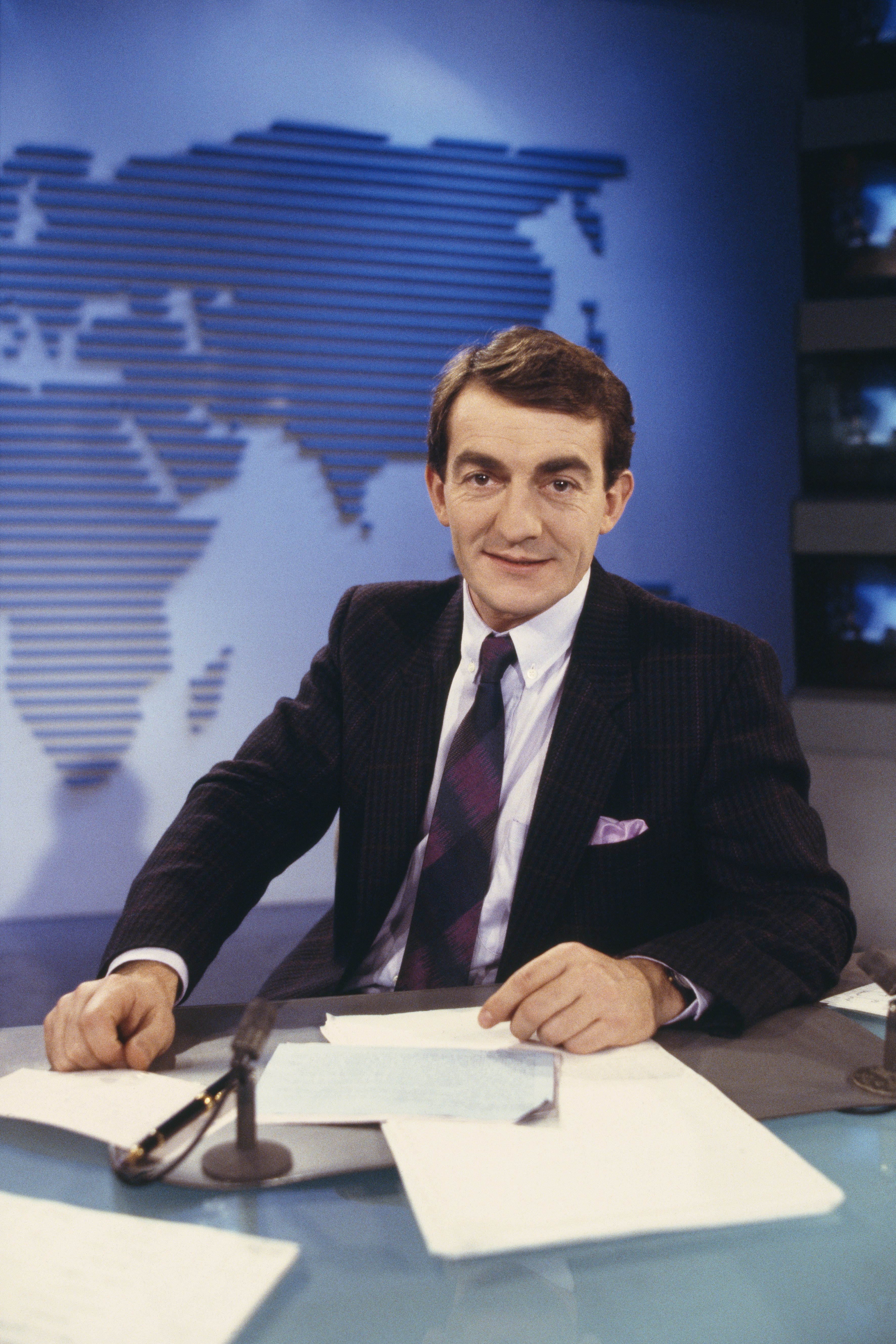 Jean-Pierre Pernaut présentant le JT de 13H sur TF1. | Photo : Getty Images