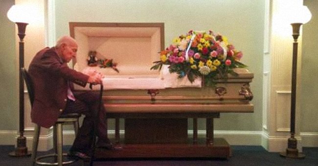 Bobby Moore sitzt neben seiner verstorbenen Frau, die in einem Sarg liegt. | Quelle: Facebook.com/april.shepperd