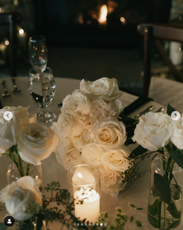 White roses decorate the tables at Karoline Leavitt’s wedding | Source: Instagram/karolineleavitt