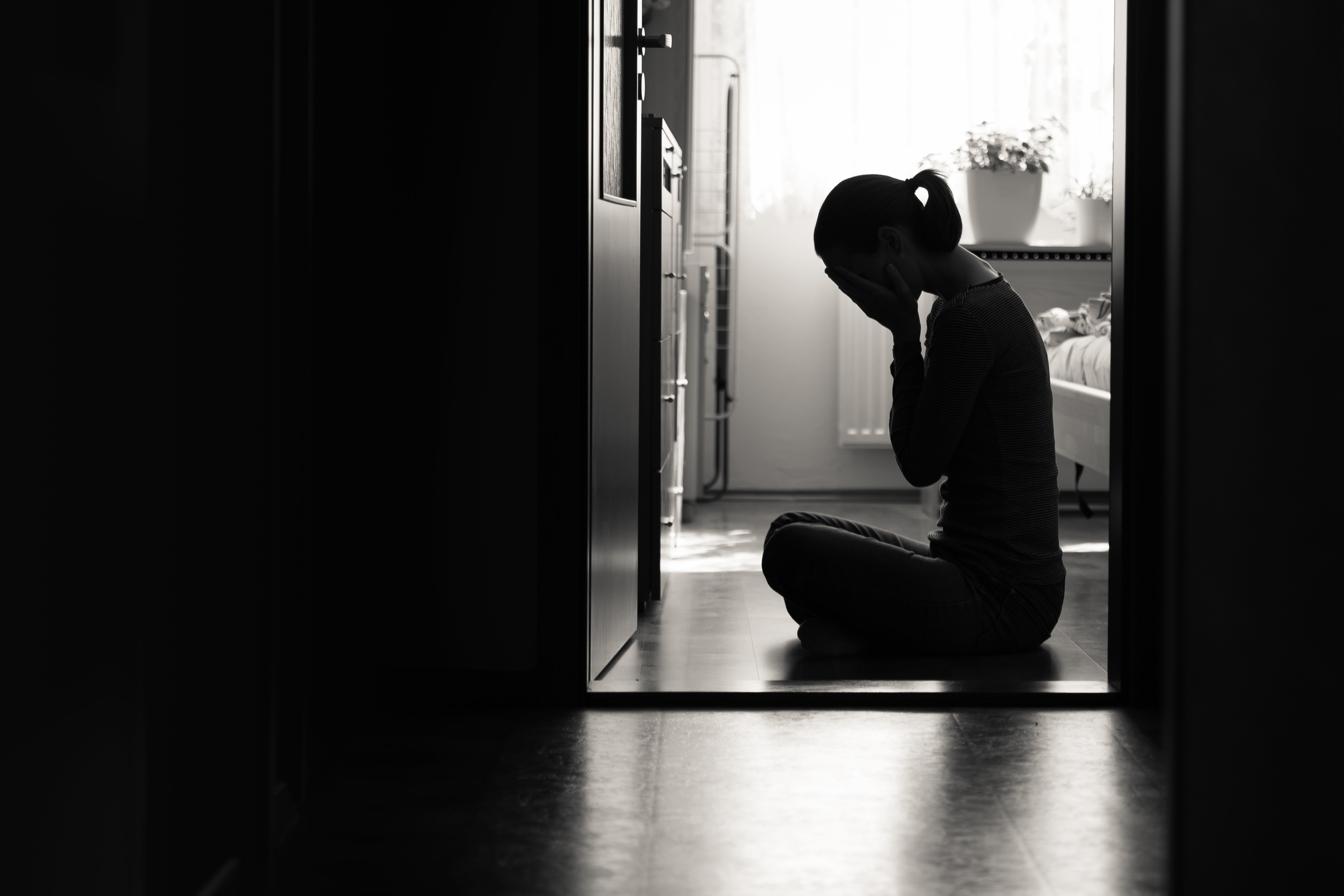 Mujer llora en la oscuridad. | Foto: Shutterstock