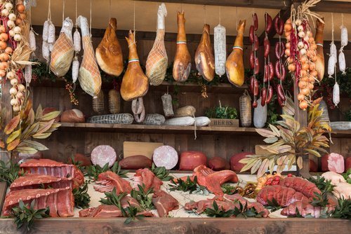 A variety of meats in a speciality butchery. | Source: Shutterstock.