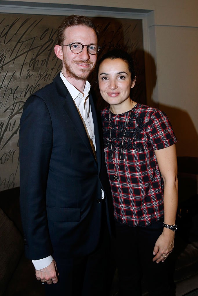 Ludovic Watine et l'actrice Isabelle Vitari posent dans les coulisses après le triomphe du spectacle "Dany De Boon Des Hauts-De-France" à L'Olympia le 2 décembre 2016 à Paris, France. | Photo : Getty Images
