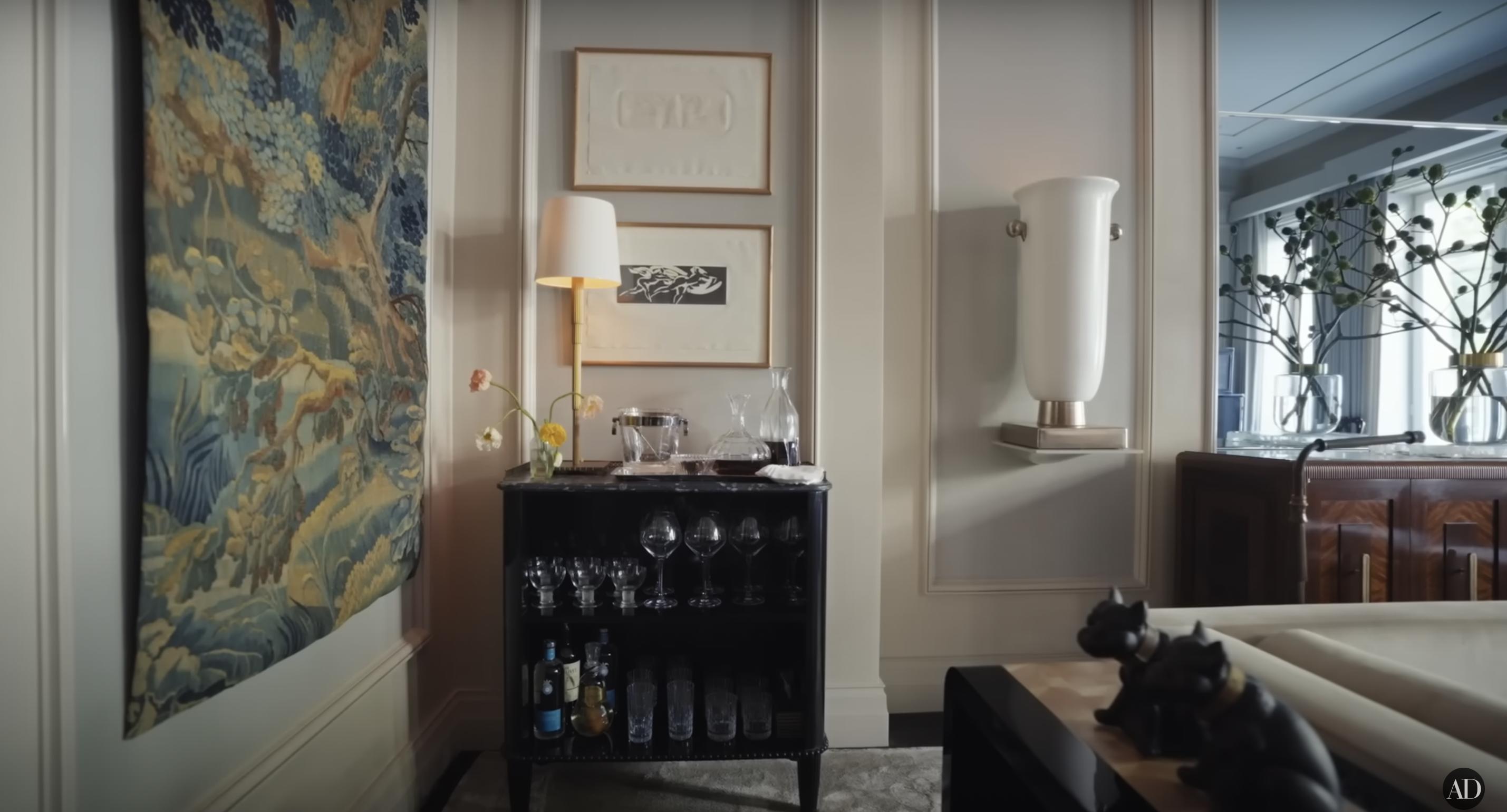 Kelly Ripa and Mark Consuelos' New York living room, dated December 10, 2024 | Source: YouTube/@Archdigest