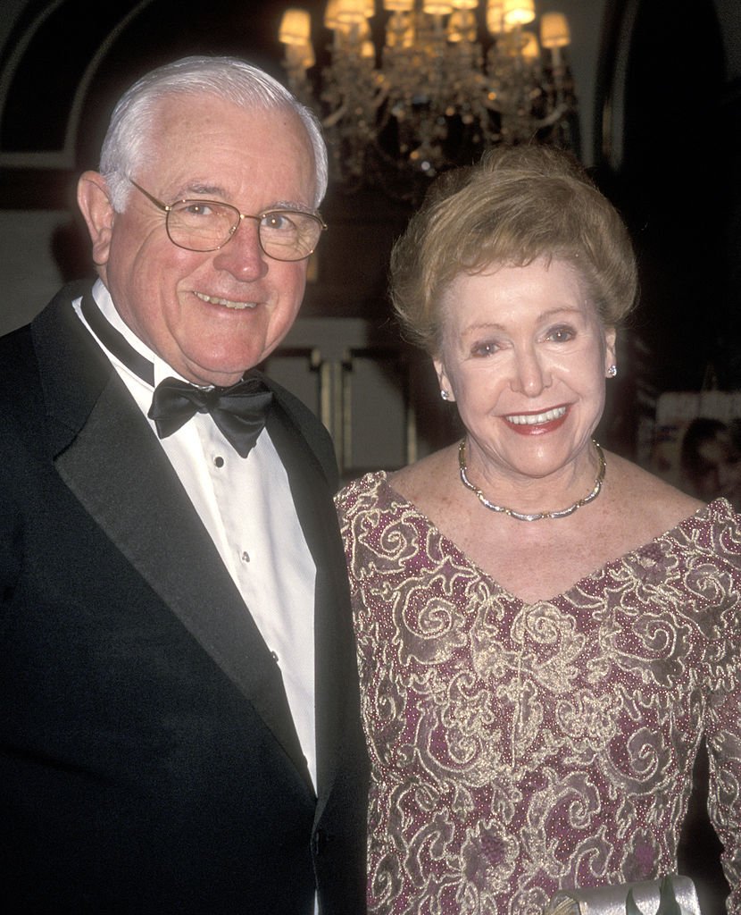Mary Higgins Clark et son mari John J.Cheheey assistent à "Un hommage à l'esprit des Irlandais en Amérique'' - le bal du 15e anniversaire du magazine Irish America le 7 décembre 2000 à l'hôtel Plaza à New York. | Photo : Getty Images Mary Higgins Clark et son mari John J.Cheheey assistent à "Un hommage à l'esprit des Irlandais en Amérique'' - le bal du 15e anniversaire du magazine Irish America le 7 décembre 2000 à l'hôtel Plaza à New York. | Photo : Getty Images
